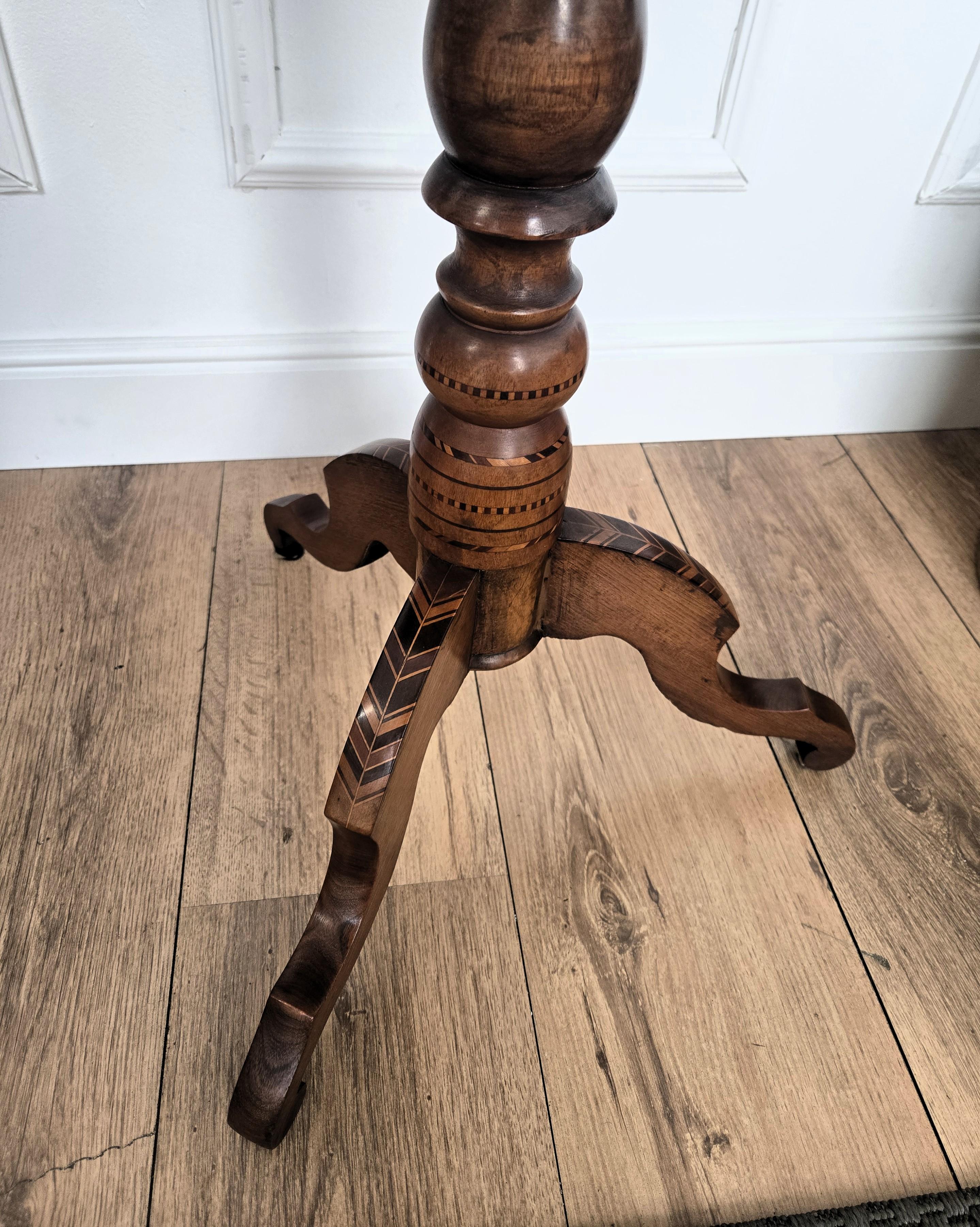 Table d'appoint ou de jeu d'échecs néoclassique italienne Biedermeier à trépied en noyer incrusté en vente 3