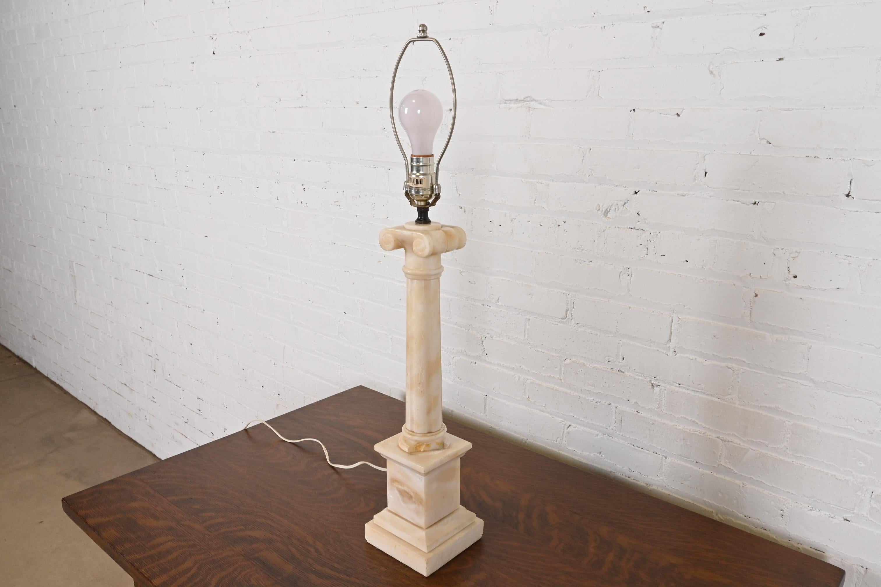 Lámpara de sobremesa neoclásica italiana con columna de mármol de Carrara, circa años 60 Neoclásico en venta