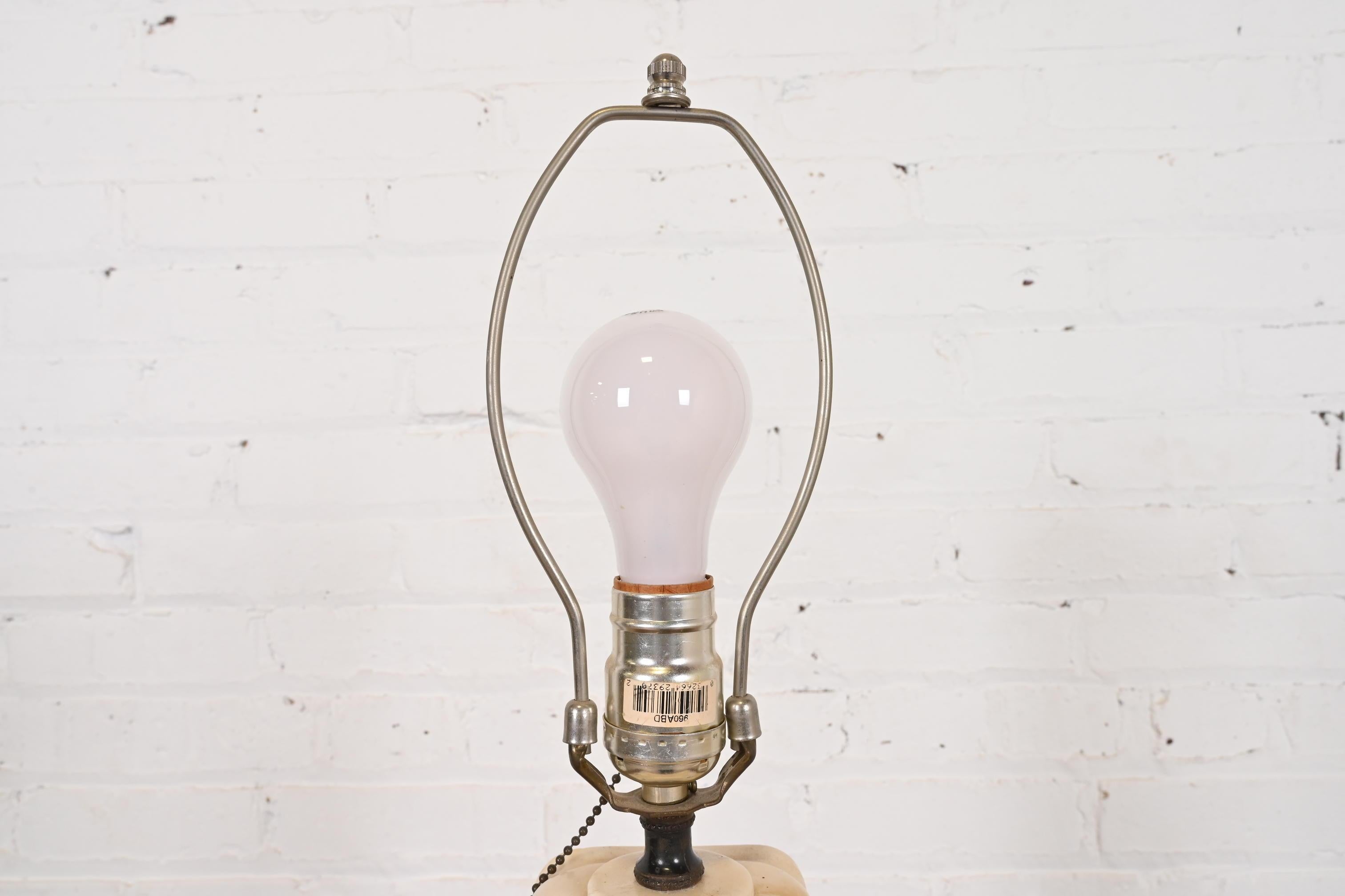 Lámpara de sobremesa neoclásica italiana con columna de mármol de Carrara, circa años 60 en Bueno estado para la venta en South Bend, IN