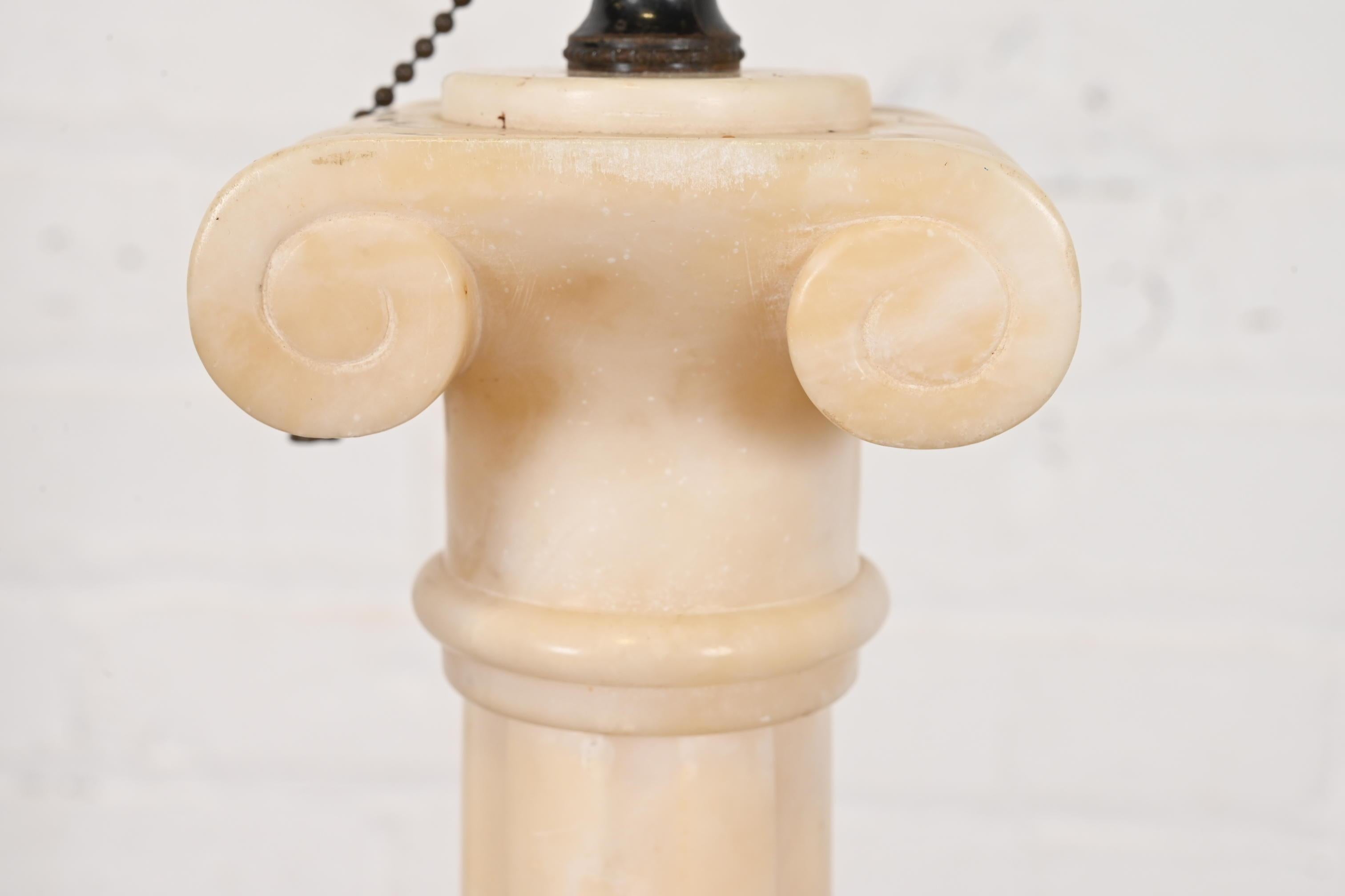 Lámpara de sobremesa neoclásica italiana con columna de mármol de Carrara, circa años 60 mediados del siglo XX en venta