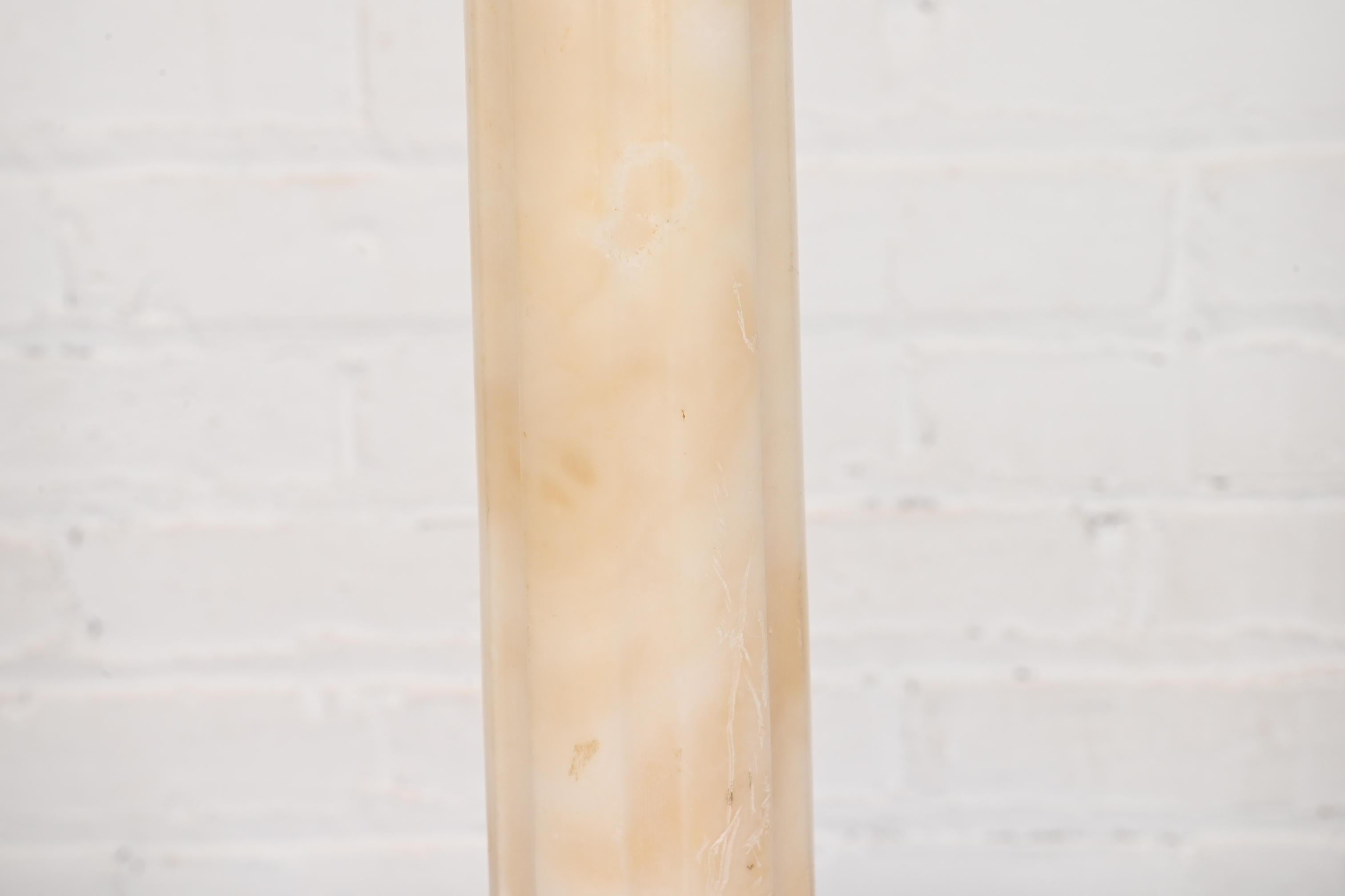 Lámpara de sobremesa neoclásica italiana con columna de mármol de Carrara, circa años 60 Mármol de Carrara en venta