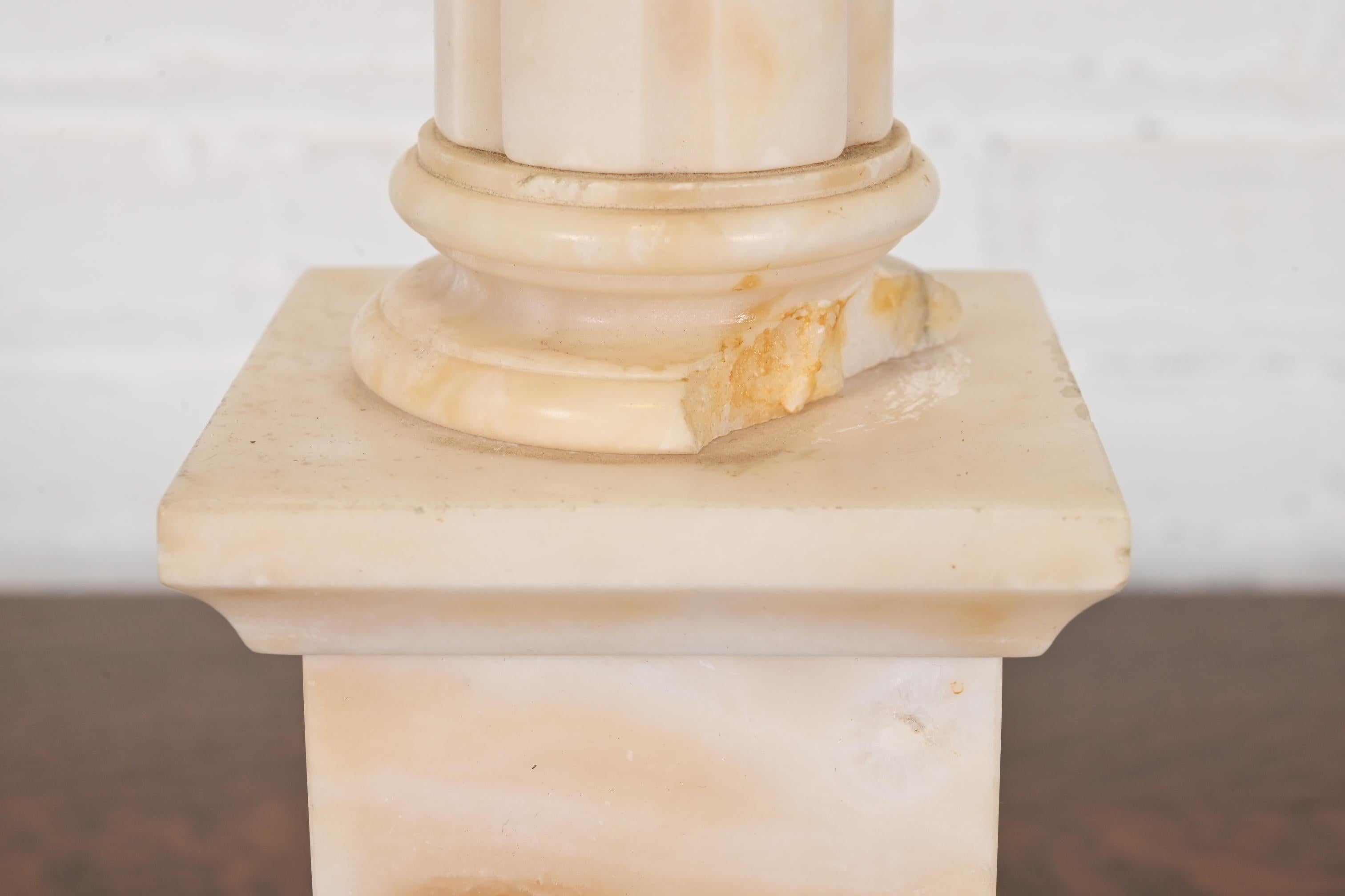 Lámpara de sobremesa neoclásica italiana con columna de mármol de Carrara, circa años 60 en venta 1