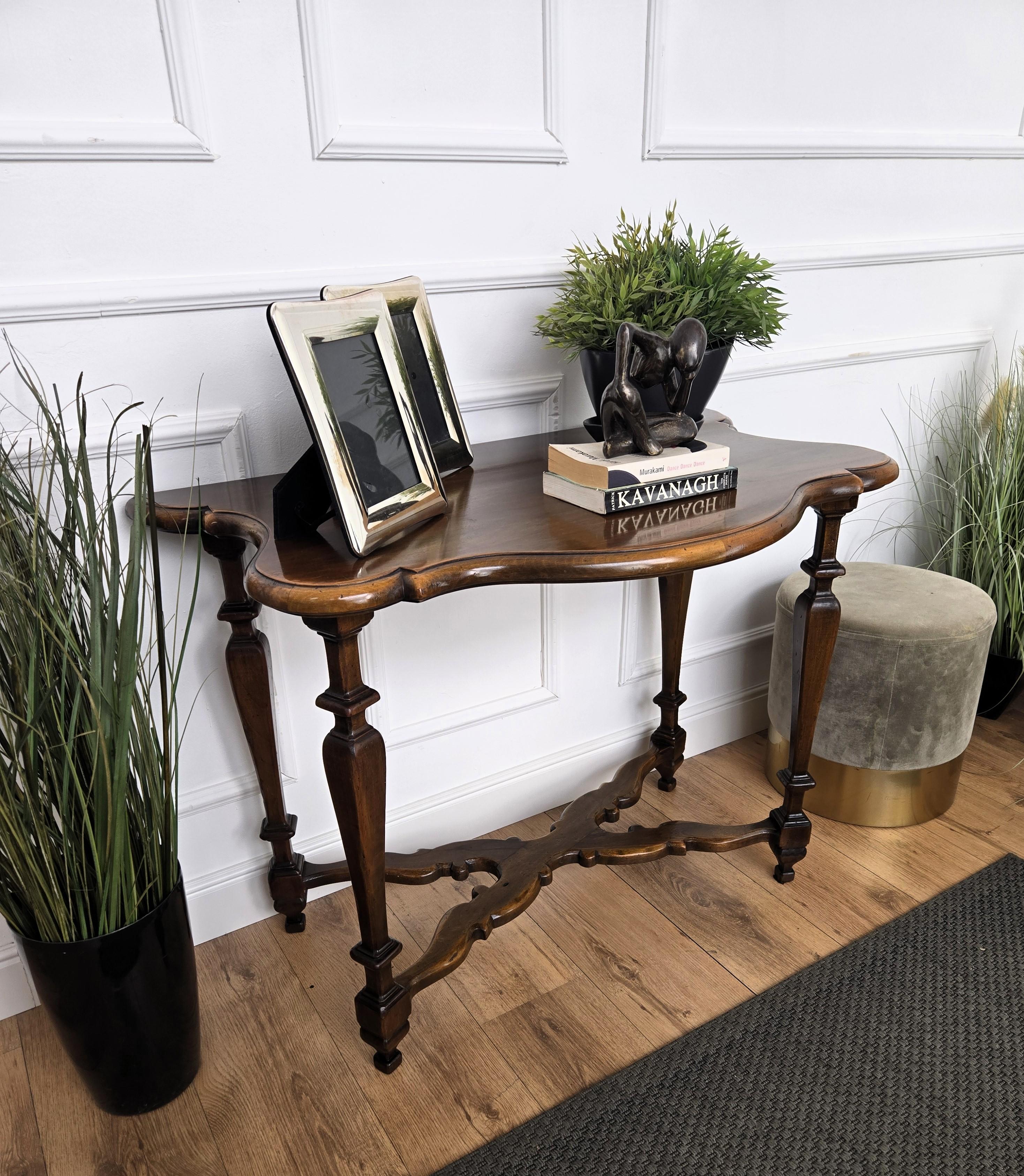 Neoclassical Italian Carved Walnut Wood Table Console In Good Condition For Sale In Carimate, Como