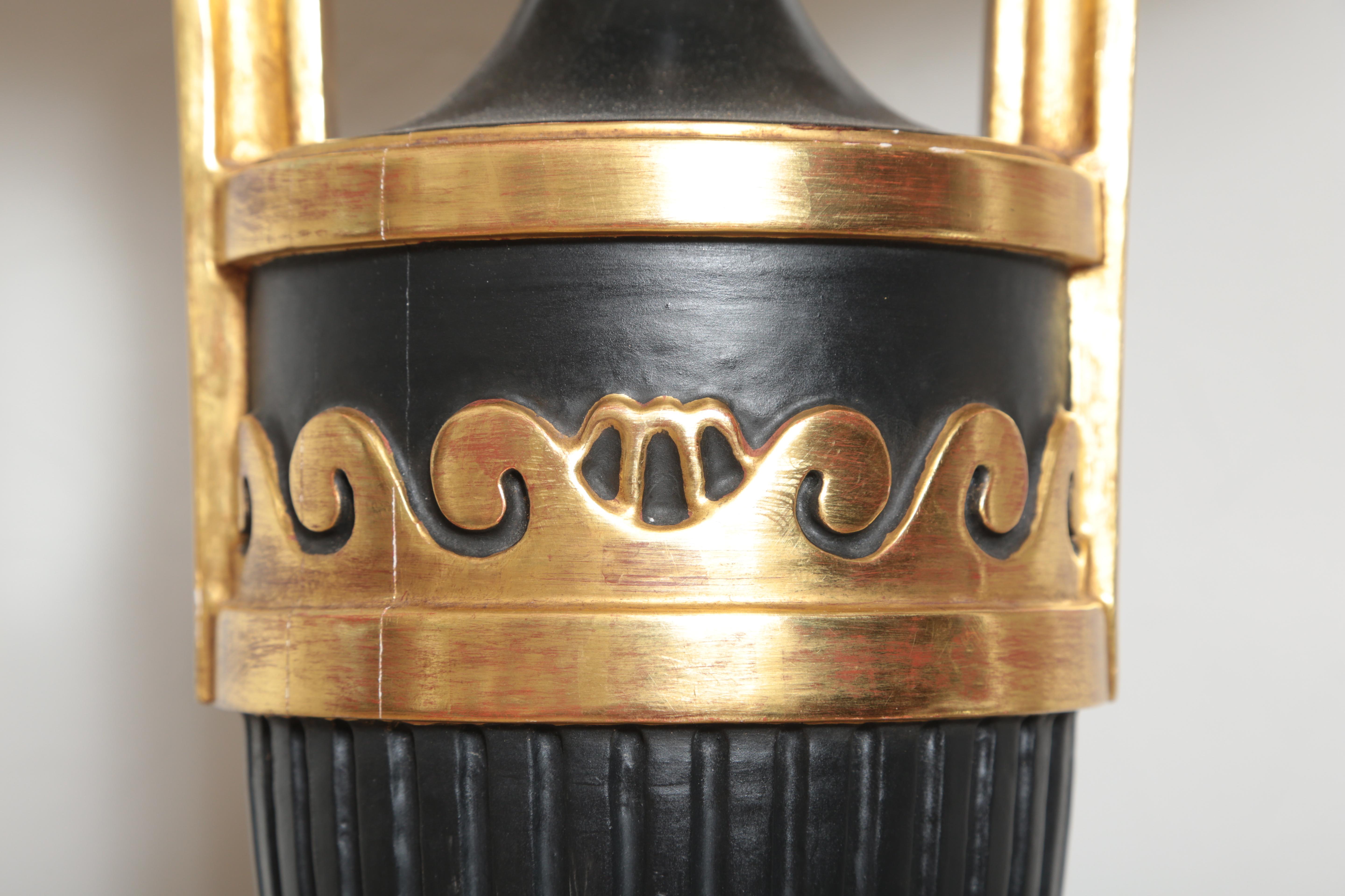 Neoclassical Italian Carved Wood Urn Lamp In Good Condition For Sale In West Palm Beach, FL