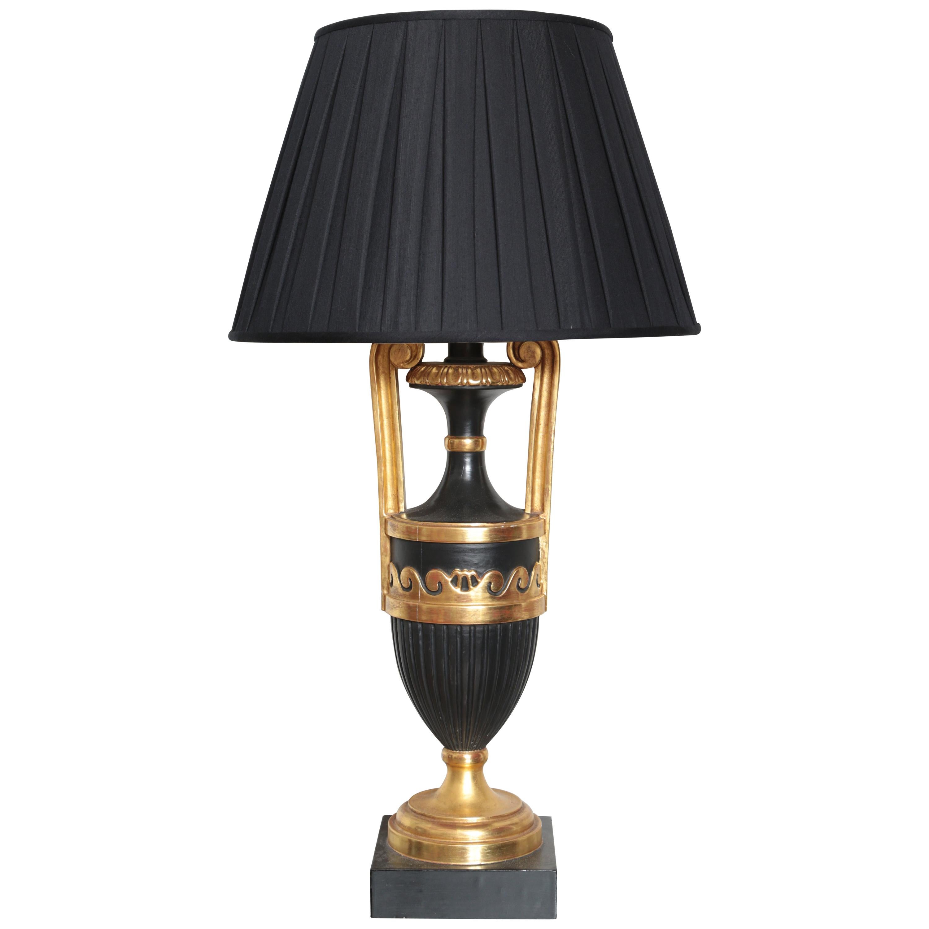 Lampe urne italienne néoclassique en bois sculpté de style italien