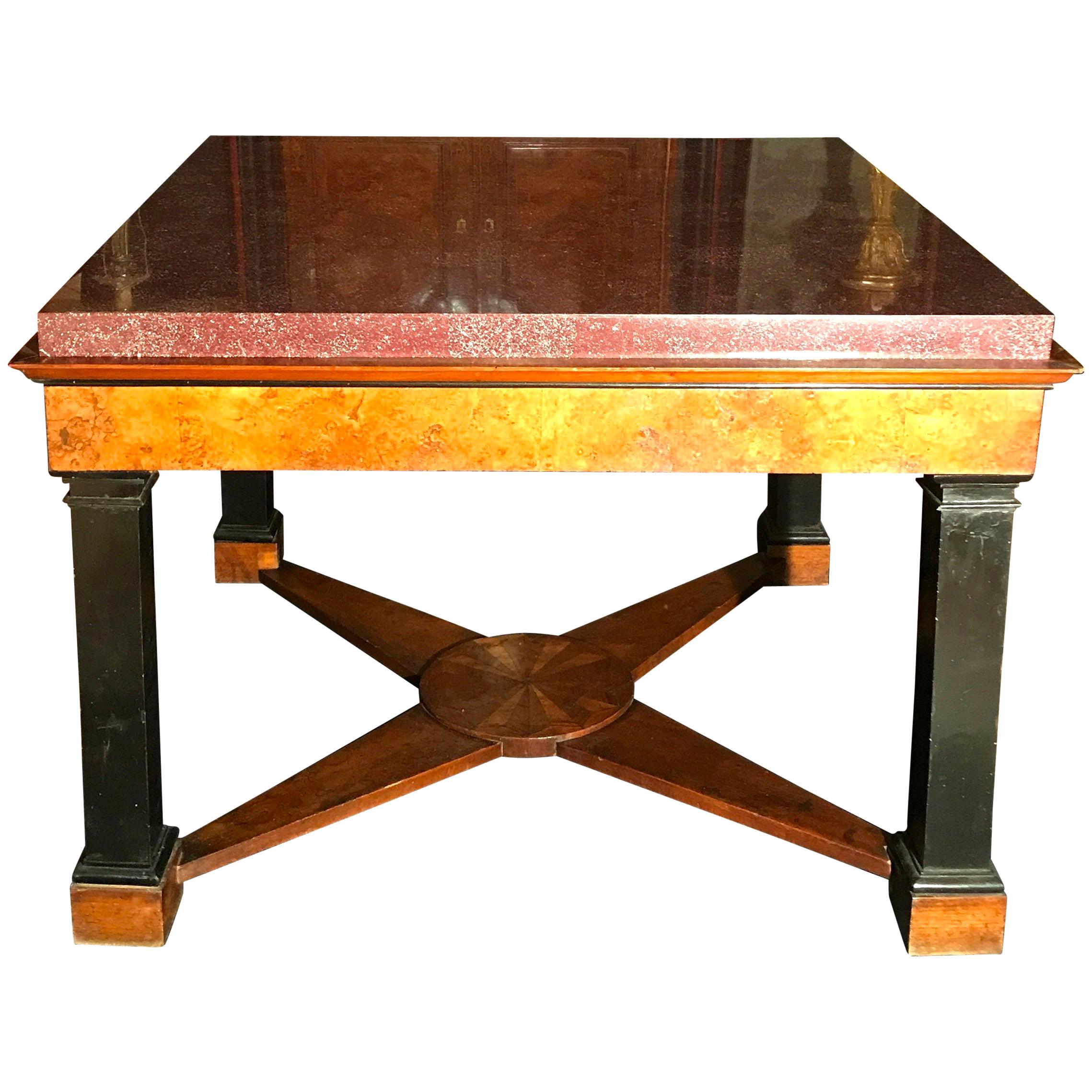 Neoklassischer italienischer Mitteltisch mit Tischplatte aus kaiserlichem Porphyrmarmor im Angebot