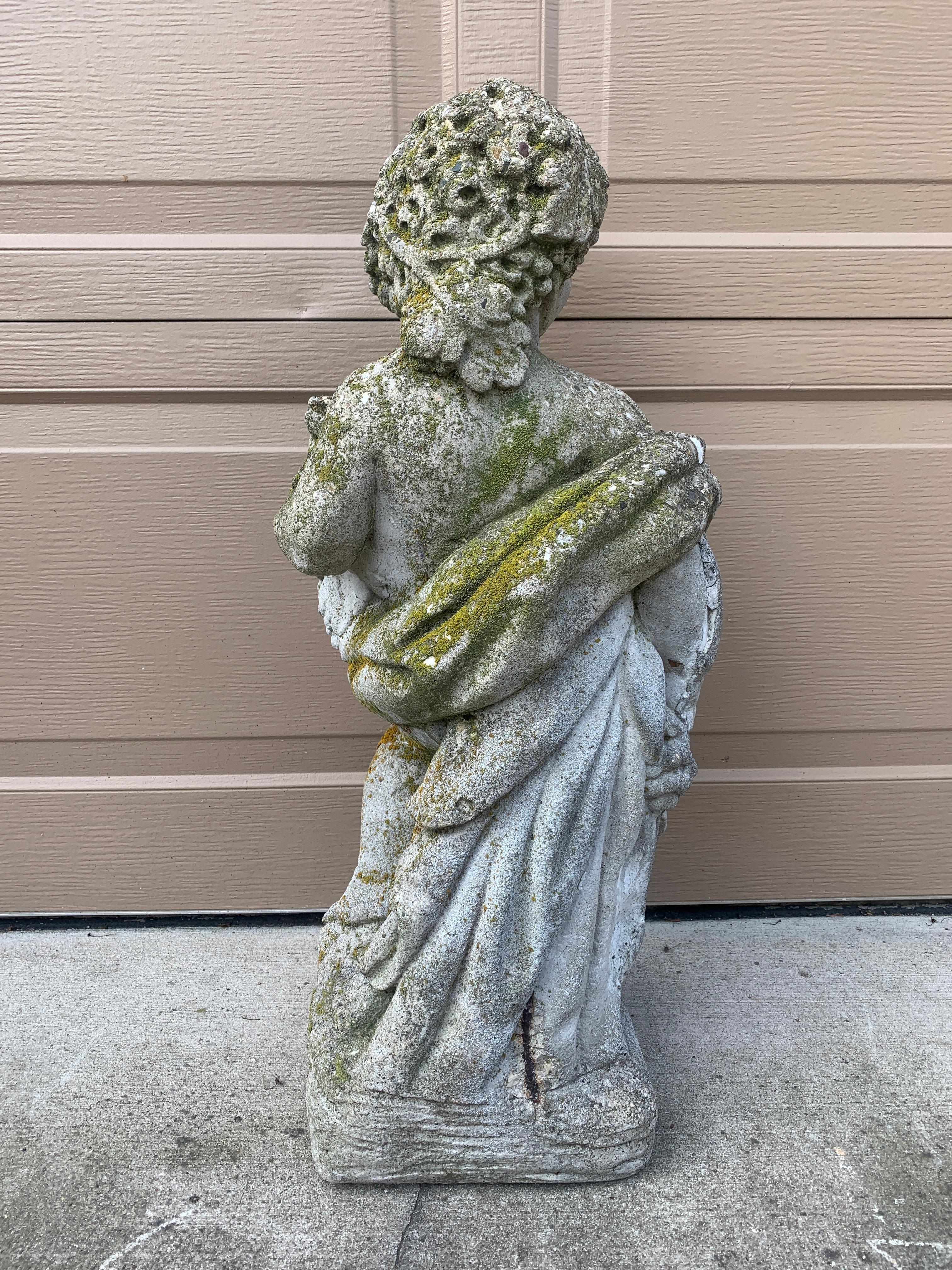 Neoklassizistische italienische Cherub- oder Putto-Gartenstatue aus Steinguss im Angebot 3
