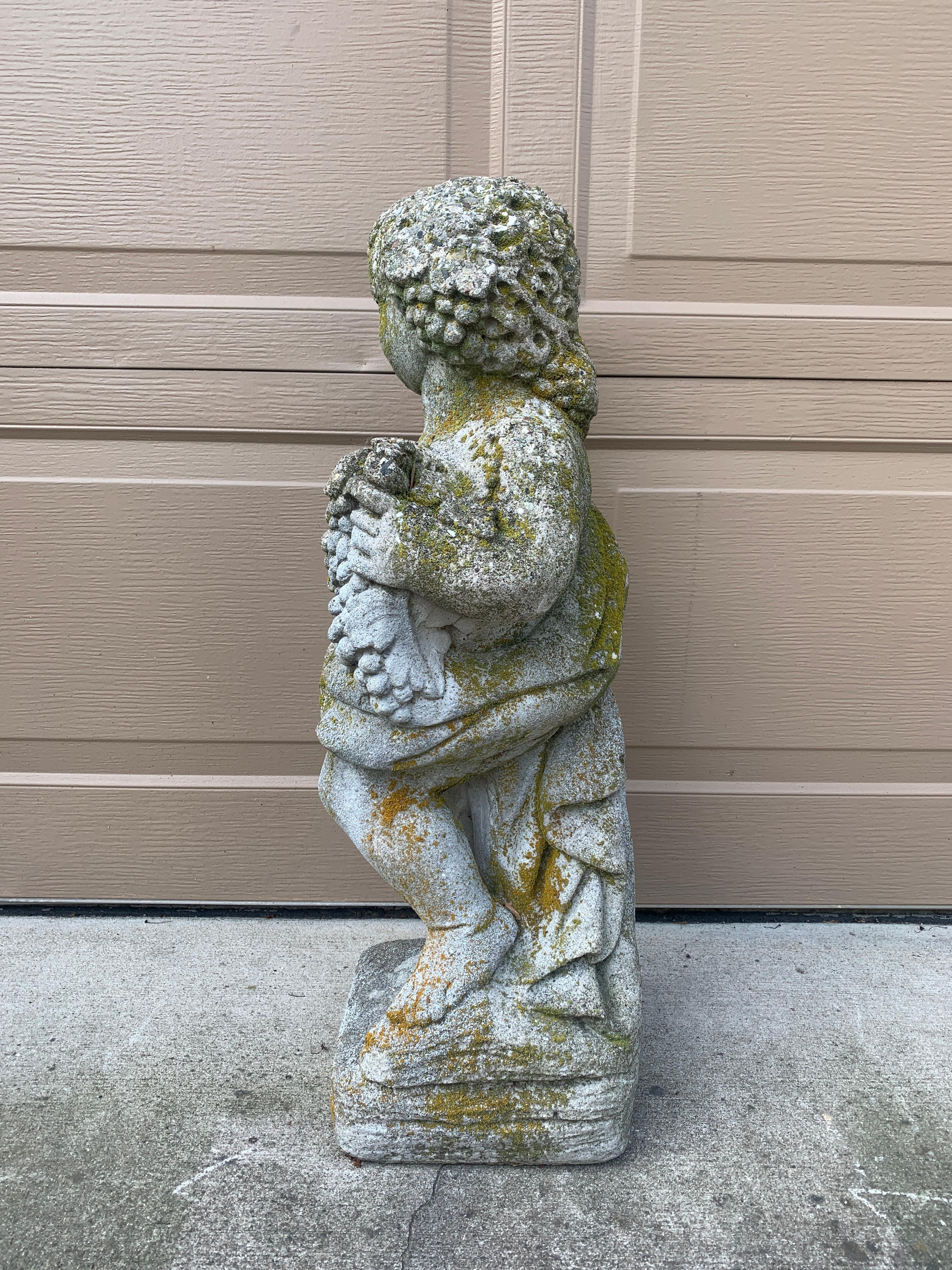 Neoklassizistische italienische Cherub- oder Putto-Gartenstatue aus Steinguss im Angebot 4