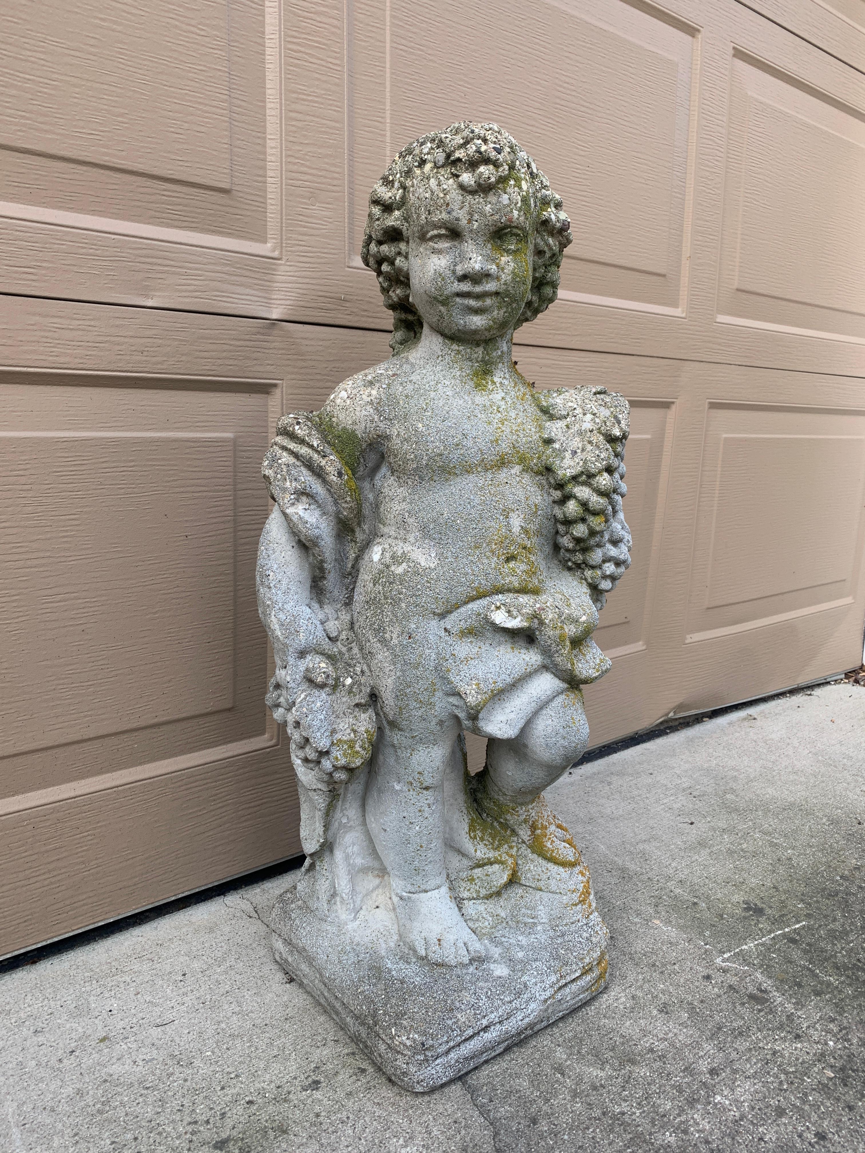 Neoklassizistische italienische Cherub- oder Putto-Gartenstatue aus Steinguss (Neoklassisch) im Angebot