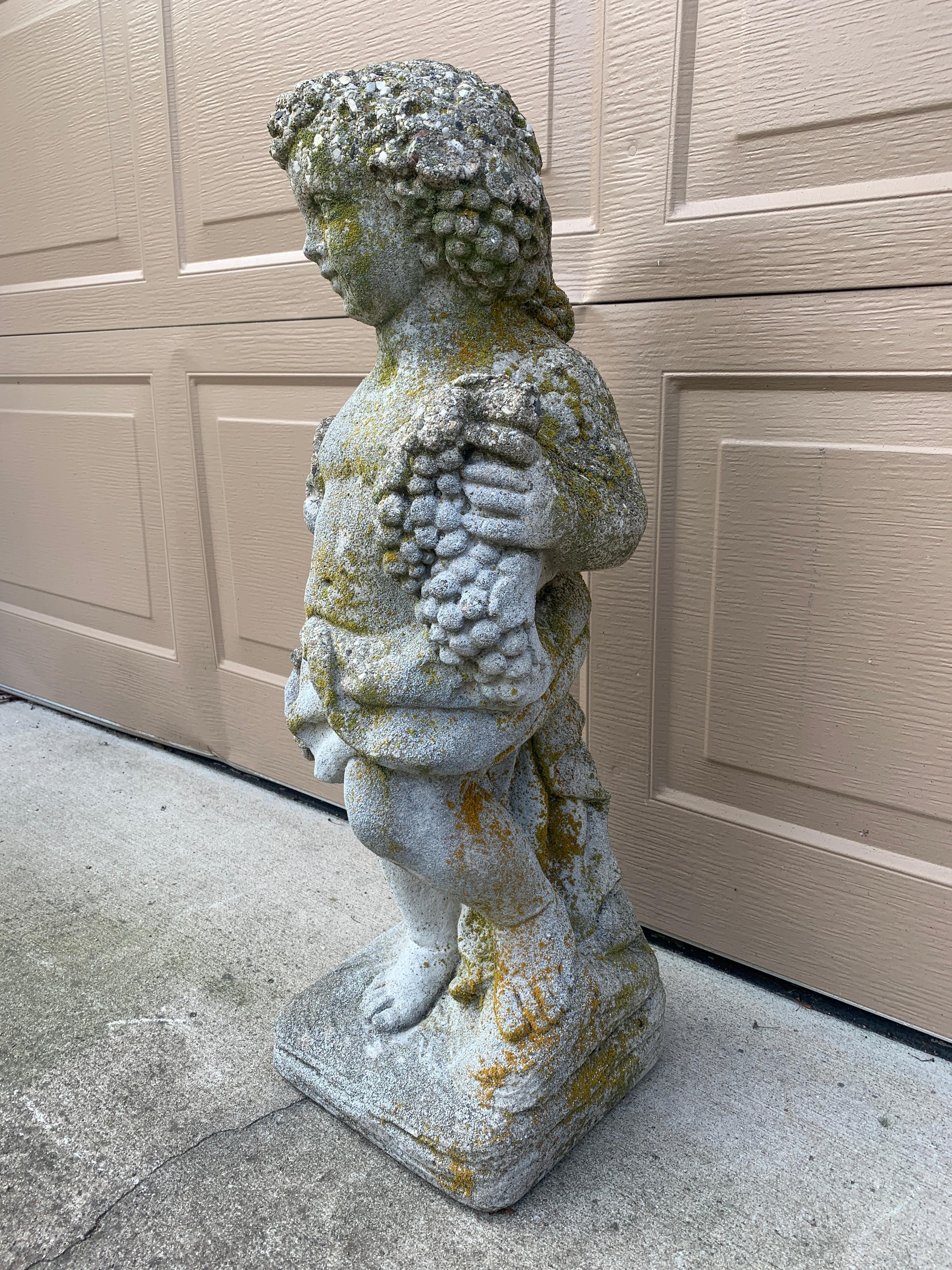 Neoklassizistische italienische Cherub- oder Putto-Gartenstatue aus Steinguss (amerikanisch) im Angebot
