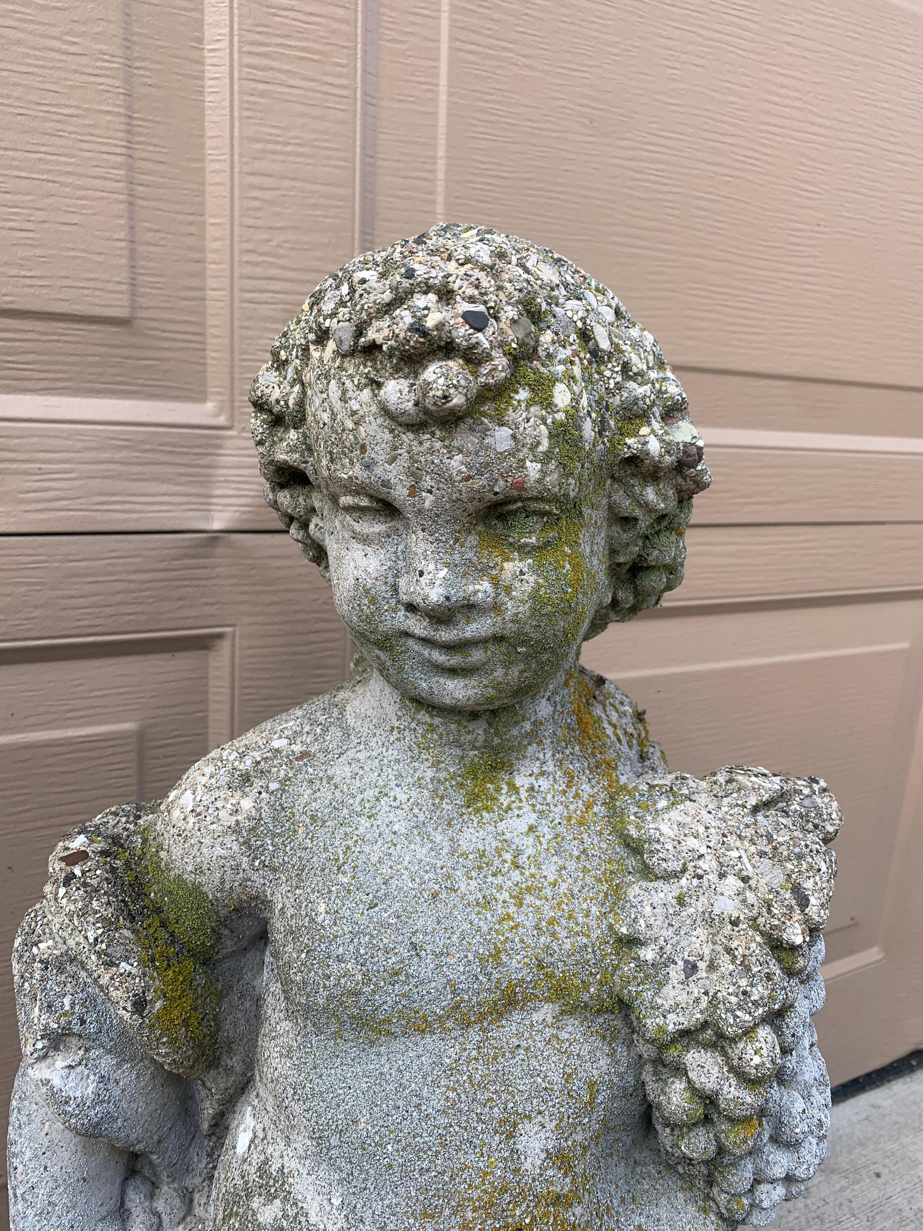Neoklassizistische italienische Cherub- oder Putto-Gartenstatue aus Steinguss im Zustand „Gut“ im Angebot in Elkhart, IN