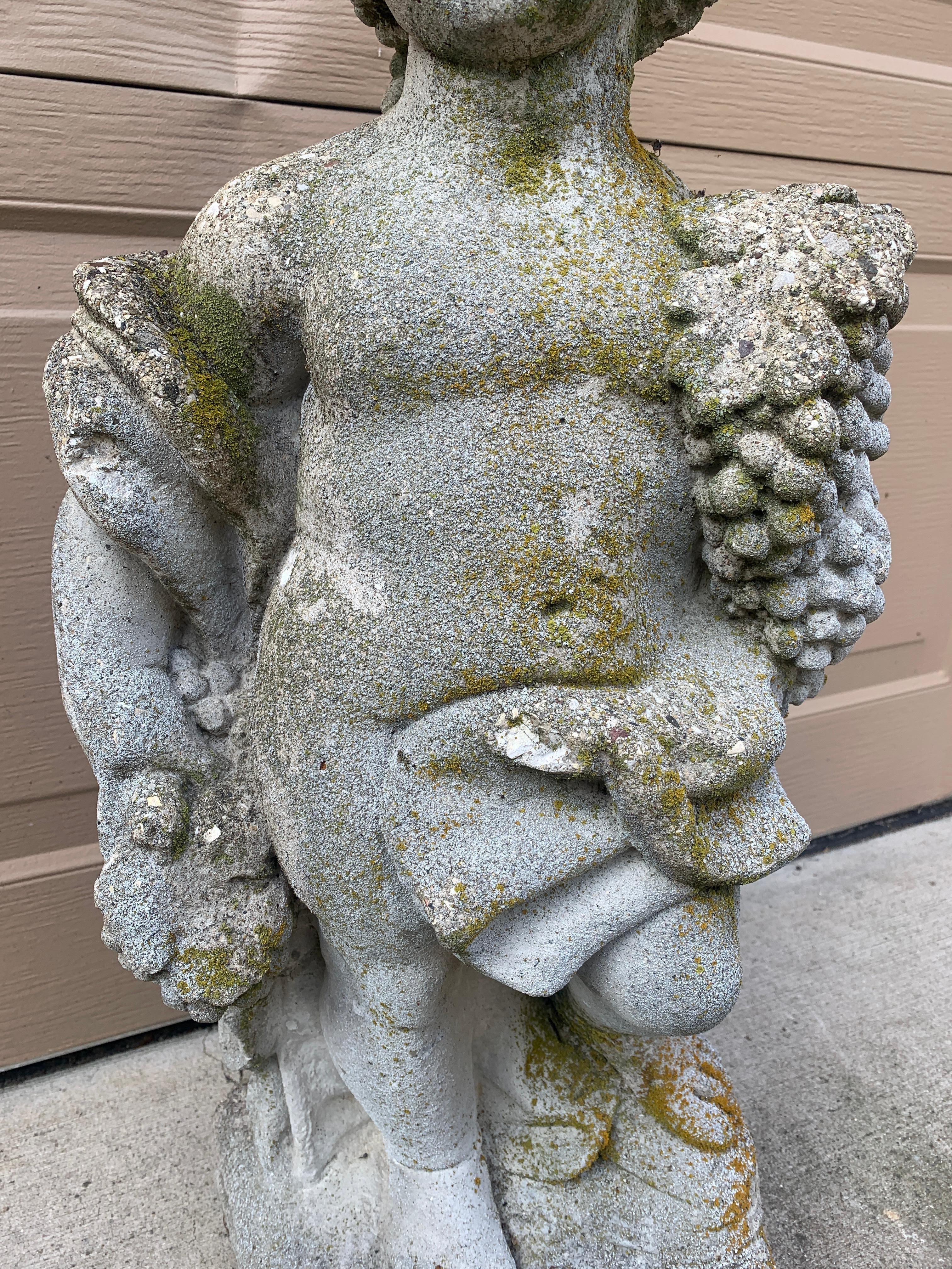 Neoklassizistische italienische Cherub- oder Putto-Gartenstatue aus Steinguss (20. Jahrhundert) im Angebot