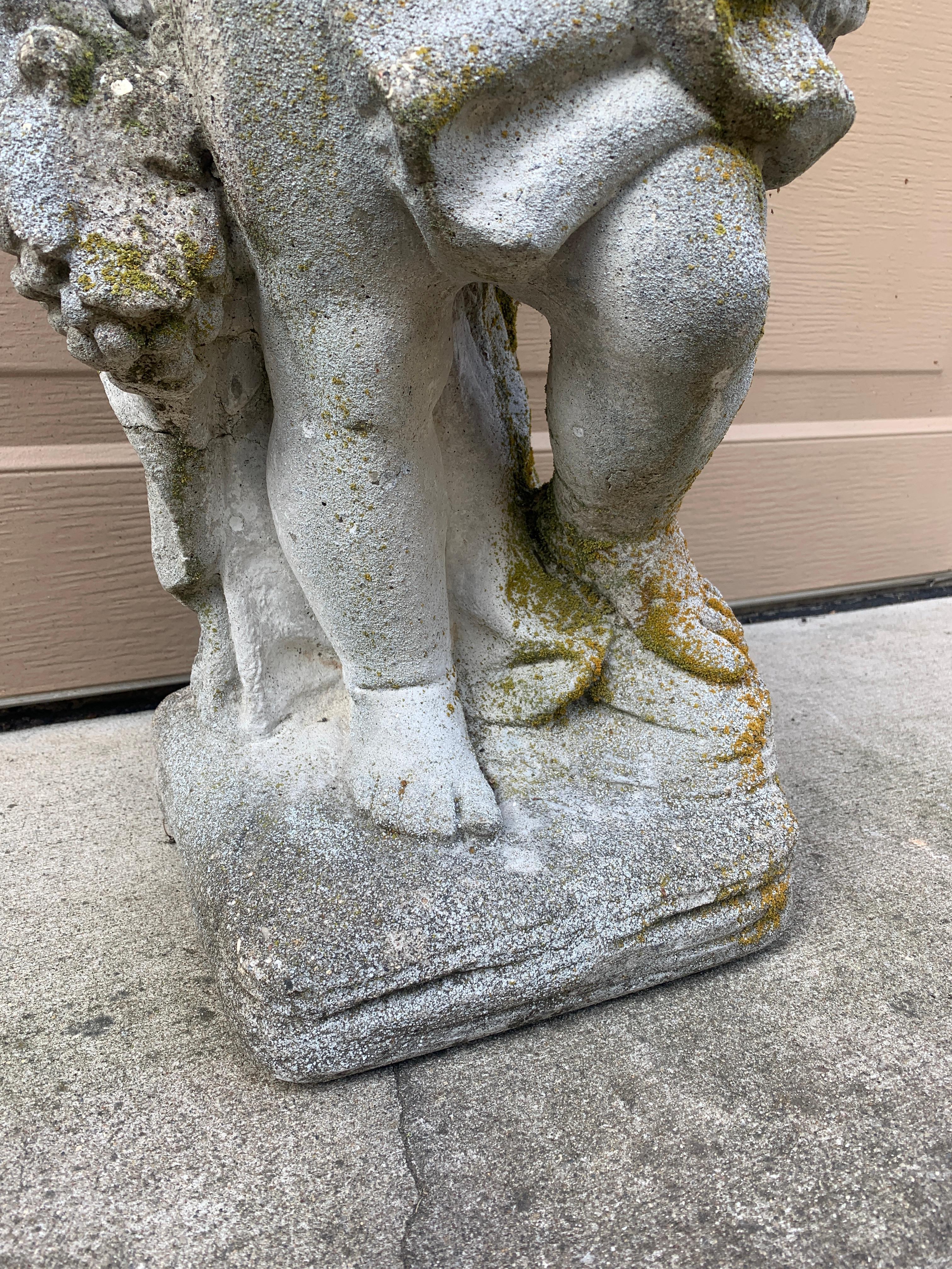Neoklassizistische italienische Cherub- oder Putto-Gartenstatue aus Steinguss (Kunststein) im Angebot