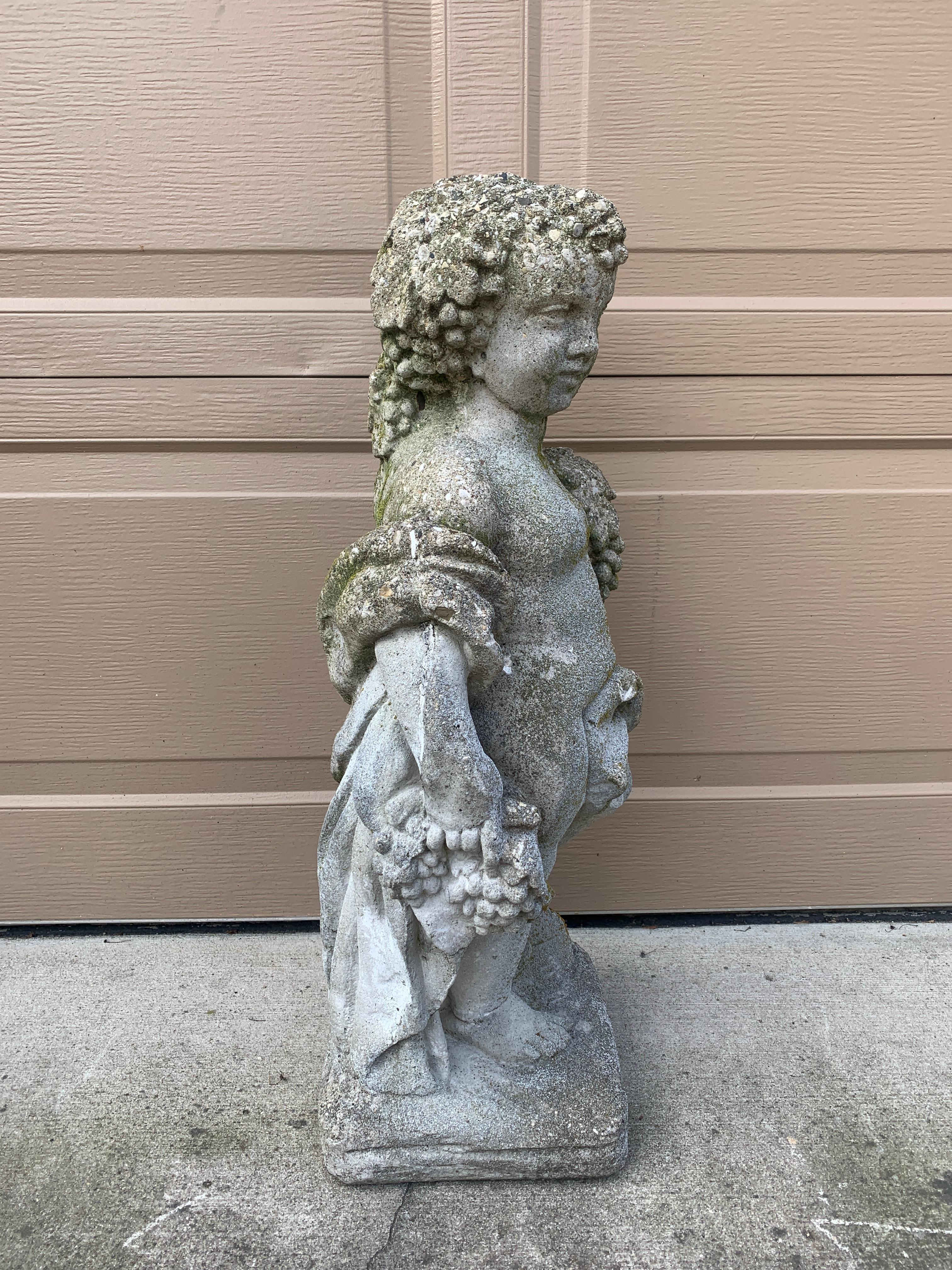 Neoklassizistische italienische Cherub- oder Putto-Gartenstatue aus Steinguss im Angebot 2