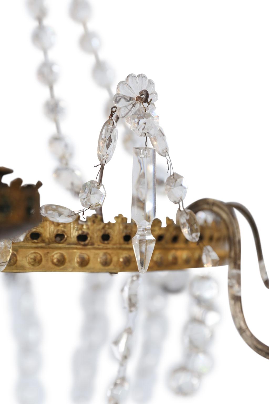 Lustre néoclassique en or et cristal, vers 1860-1880, avec deux niveaux d'anneaux d'or percés, enfilés avec des prismes et des pendentifs en cristal. Ce luminaire italien est nouvellement câblé pour être utilisé aux États-Unis, avec huit bras