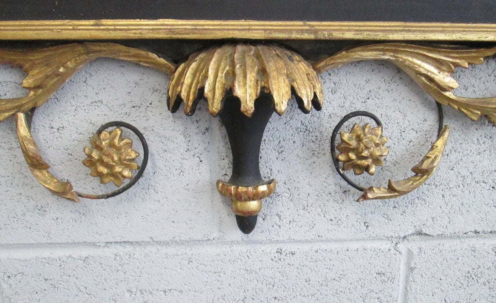 Neoklassischer italienischer Blattgold-Spiegel mit Holzrahmen im Zustand „Gut“ im Angebot in New York, NY