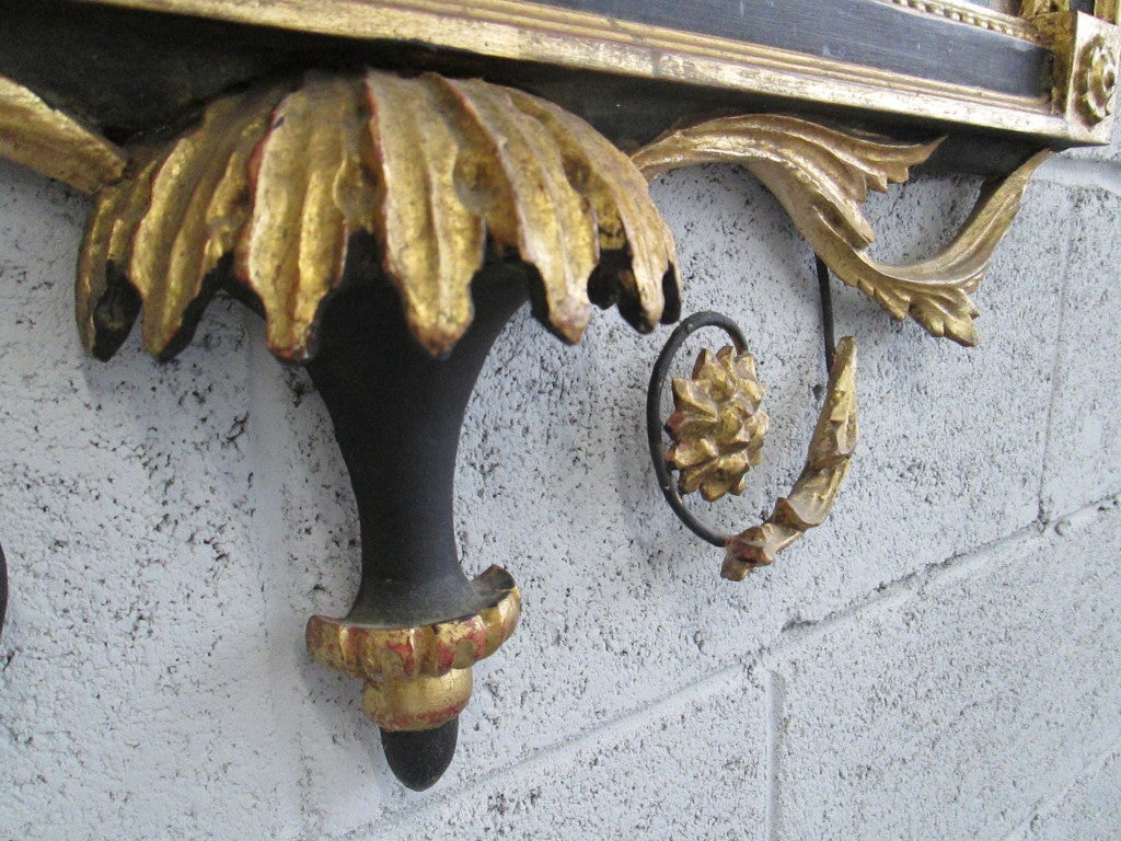 Specchio italiano neoclassico in foglia d'oro con cornice in Wood In condizioni buone in vendita a New York, NY