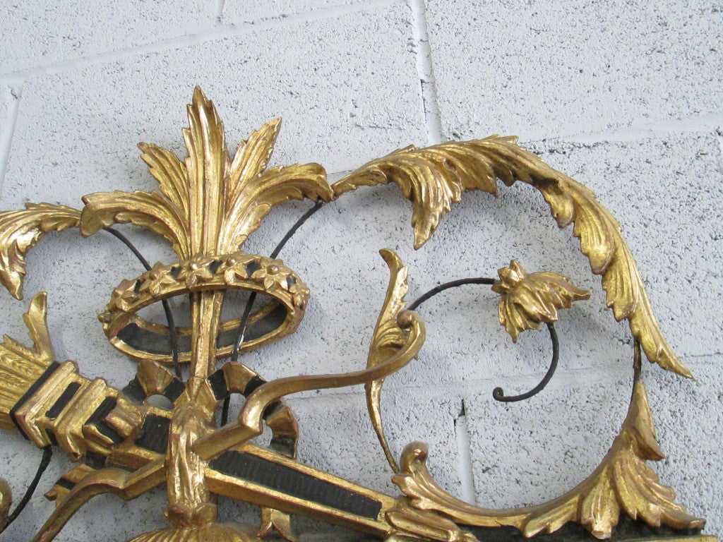 Neoklassischer italienischer Blattgold-Spiegel mit Holzrahmen im Angebot 1