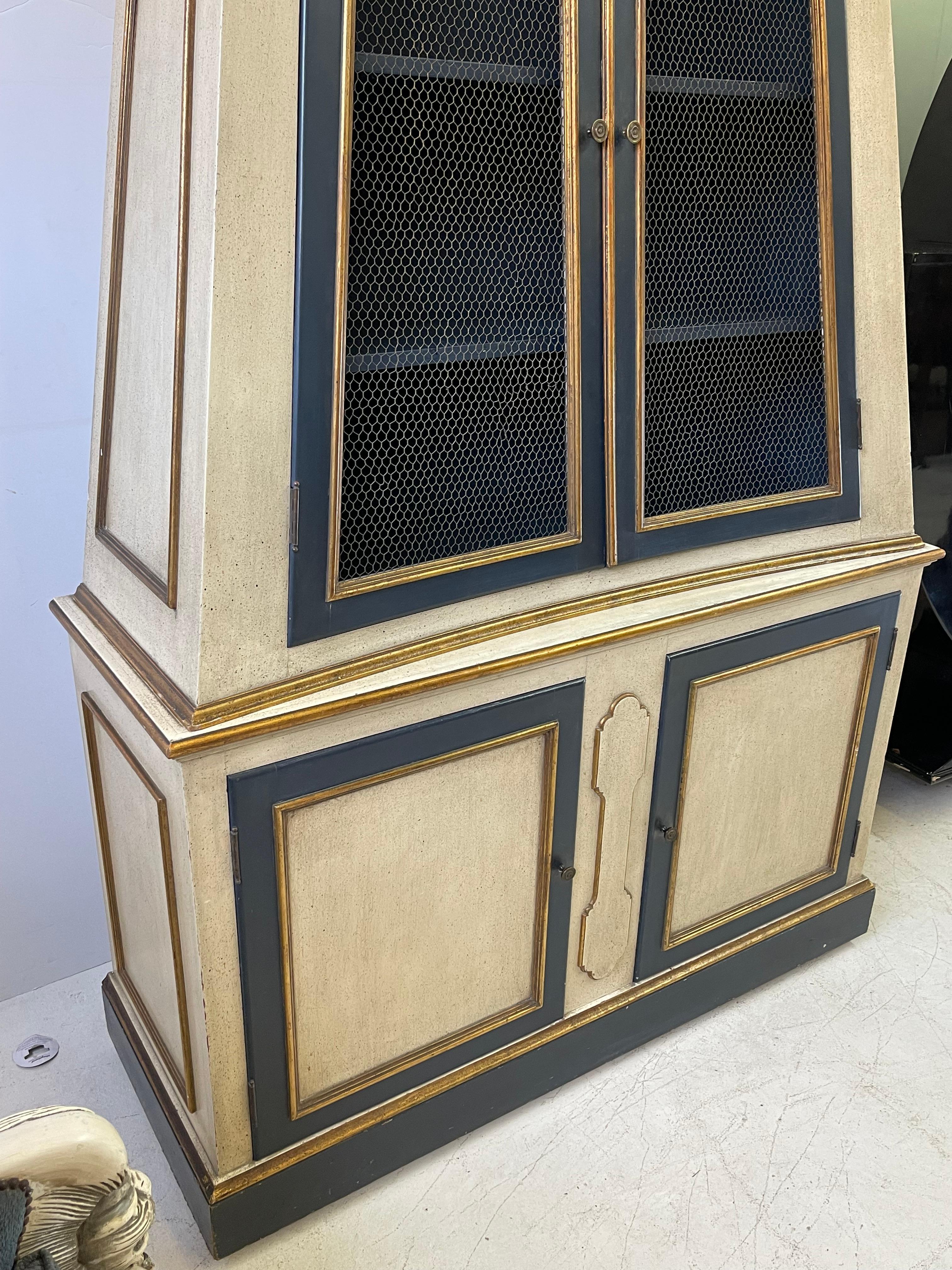 Neoclassical Italian Painted Pyramidal Cabinet with Giltwood Details In Good Condition For Sale In Atlanta, GA