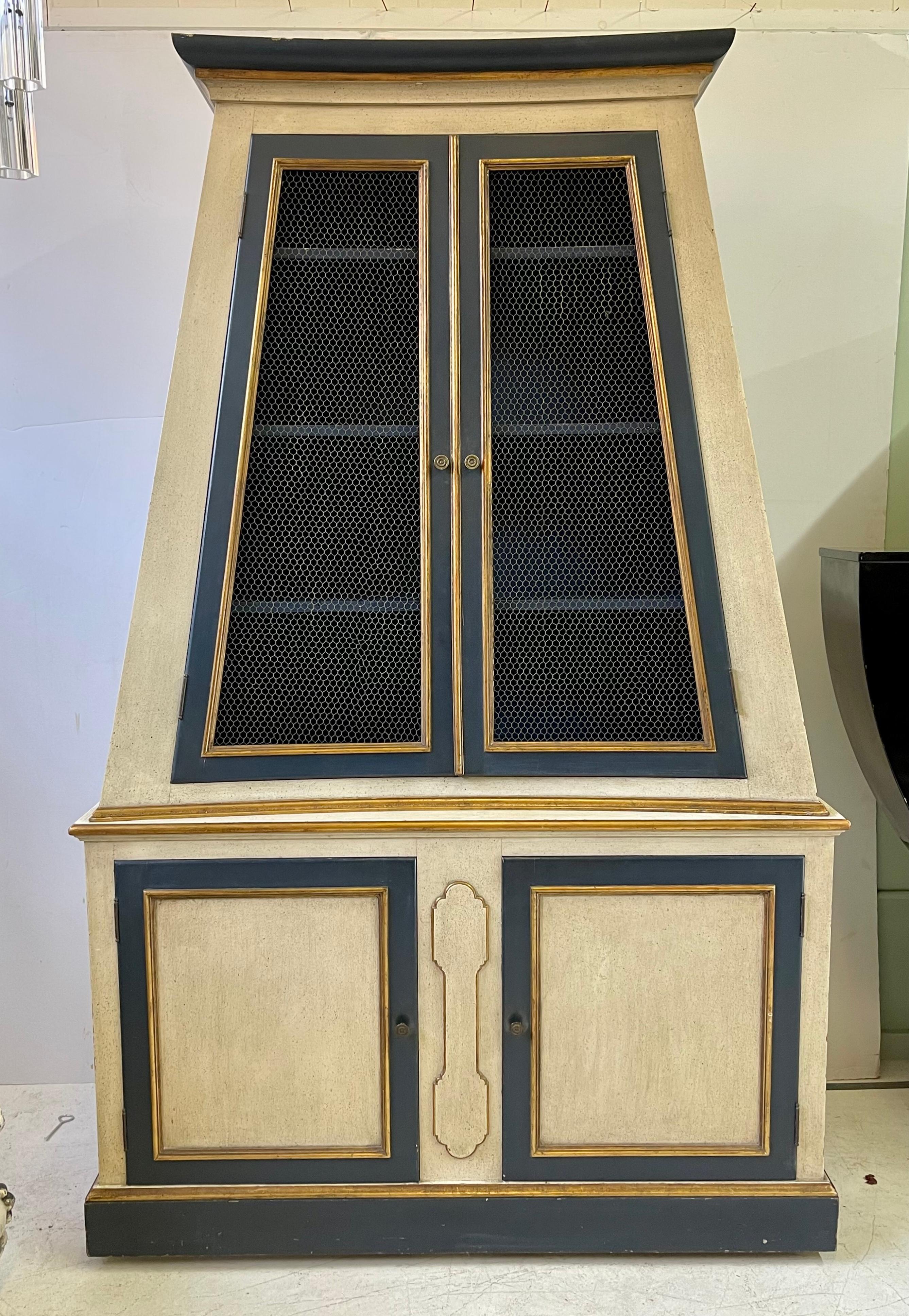 20th Century Neoclassical Italian Painted Pyramidal Cabinet with Giltwood Details For Sale