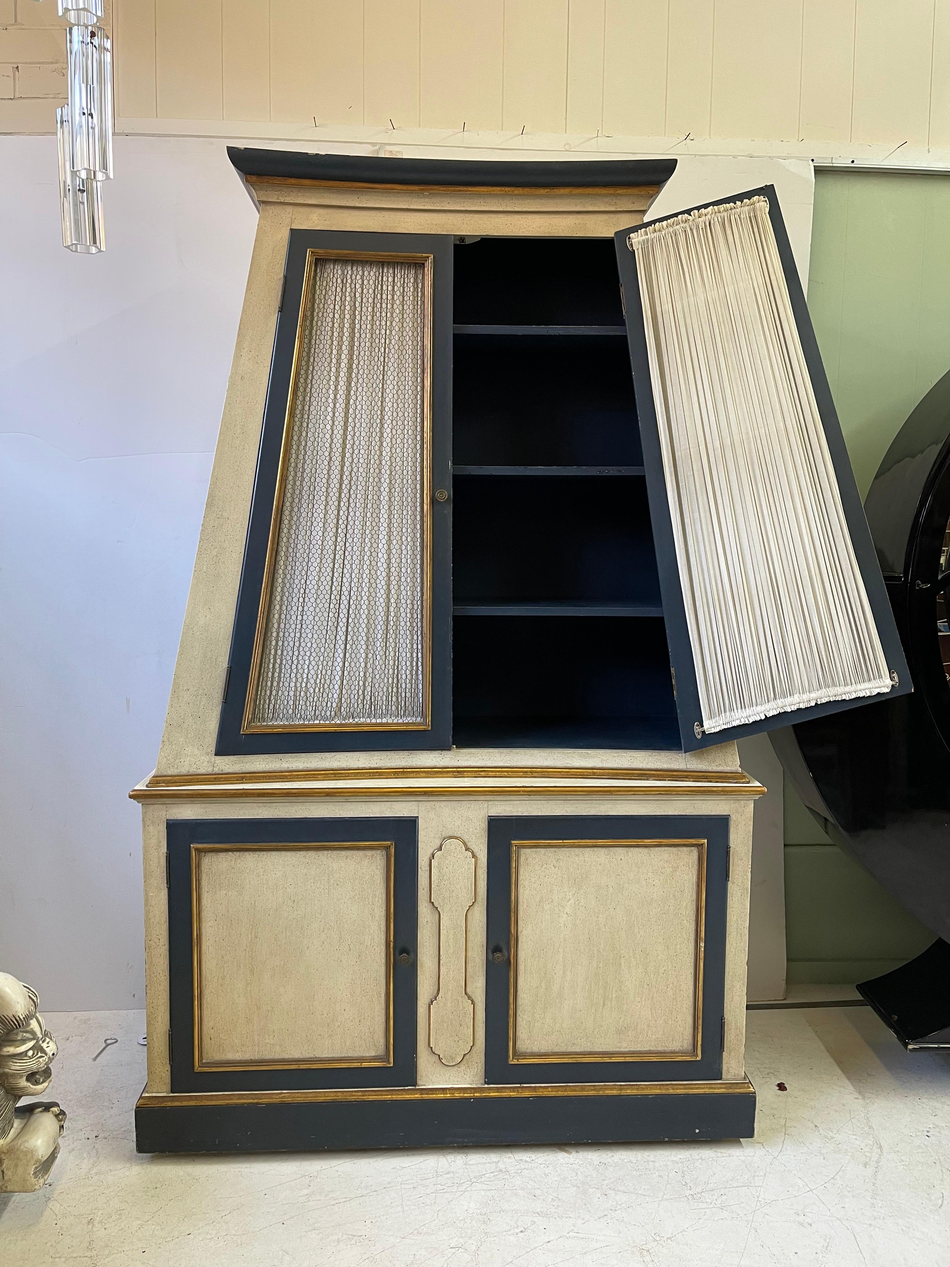 Neoclassical Italian Painted Pyramidal Cabinet with Giltwood Details For Sale 4