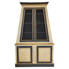 Armadio piramidale neoclassico italiano dipinto con dettagli in legno dorato
