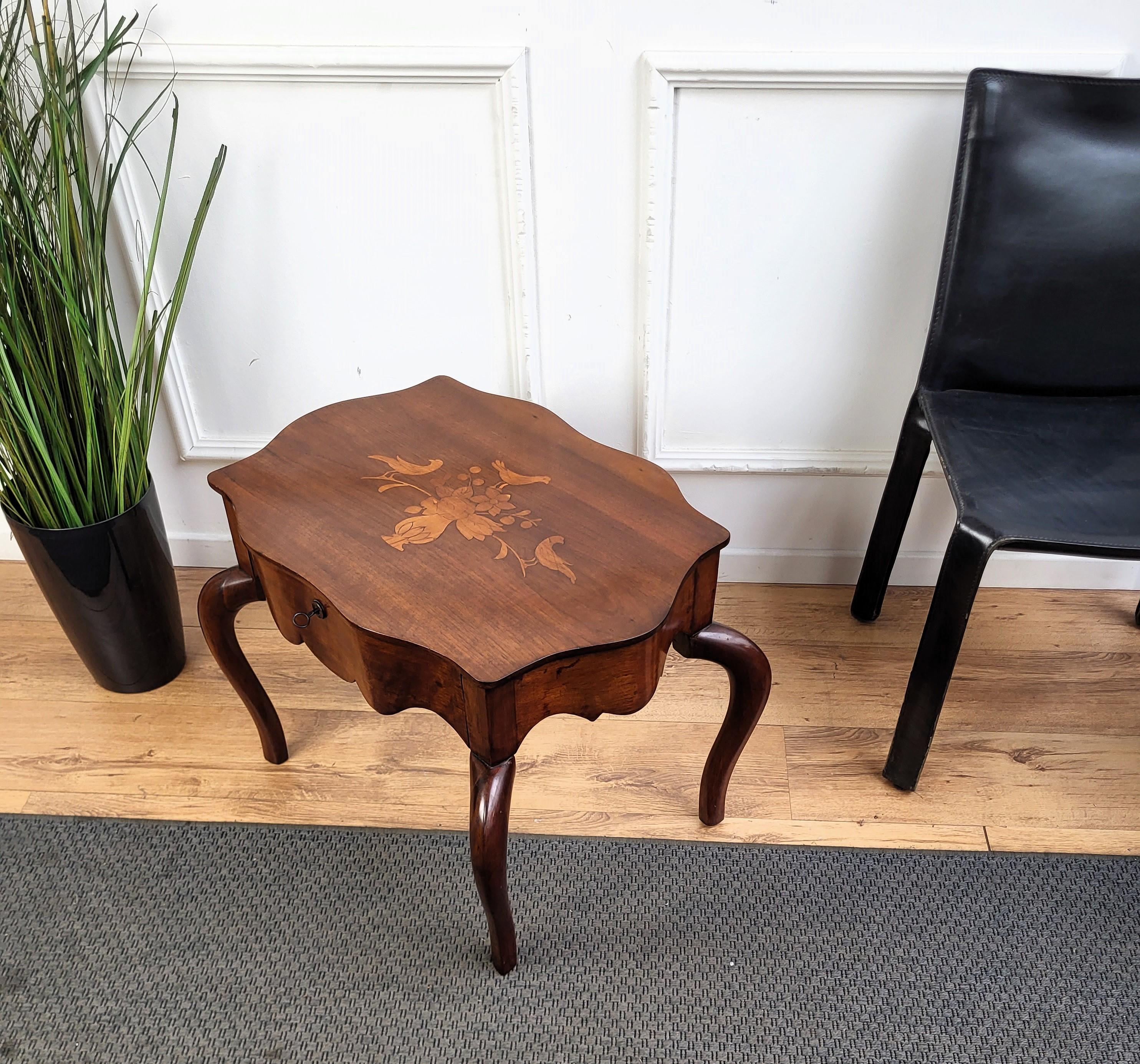 Neoclassical Italian Walnut Inlay Marquetry Spider Coffee Sofa or Side Table In Good Condition For Sale In Carimate, Como