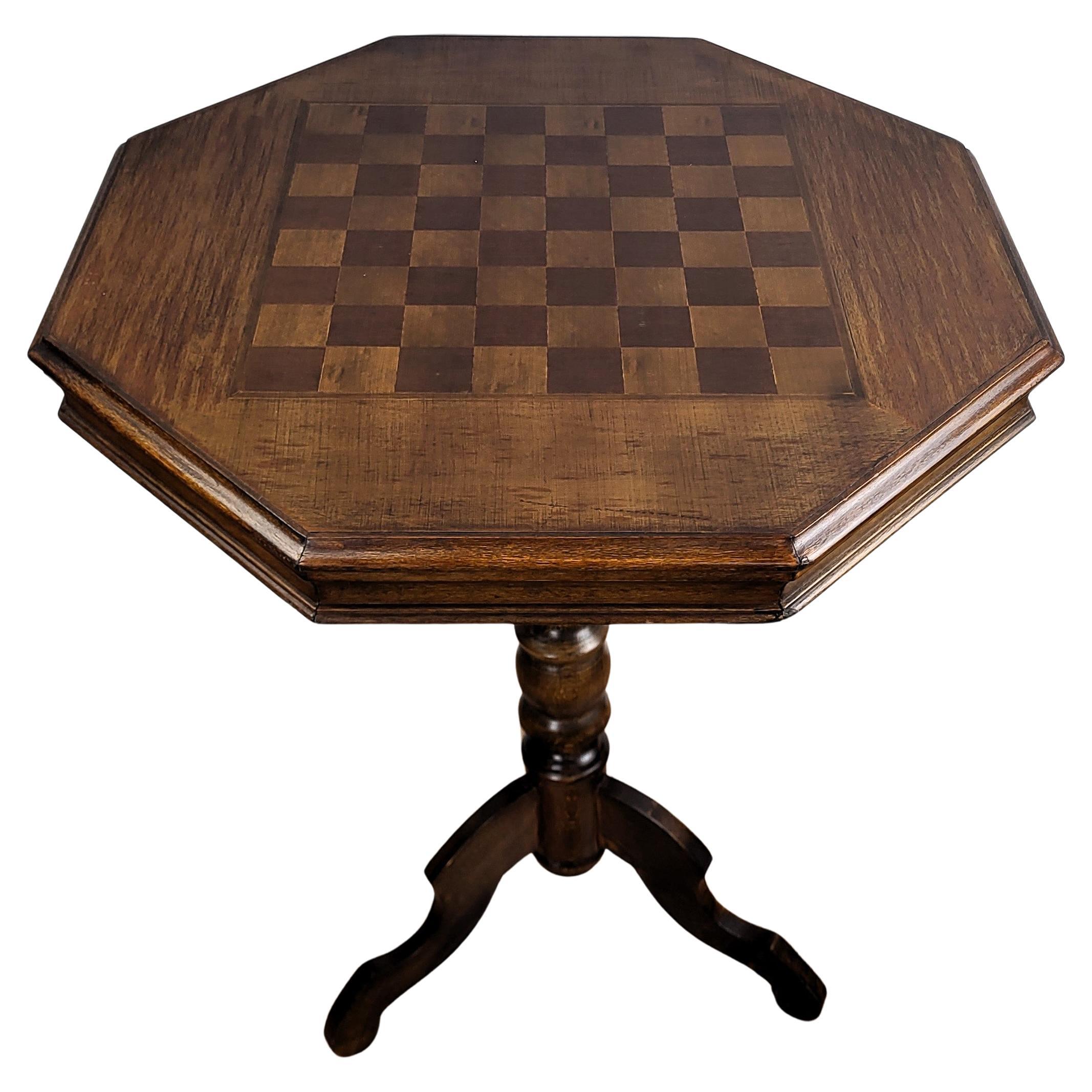 Table d'appoint ou de jeu d'échecs octogonale tripode néoclassique italienne en marqueterie de noyer