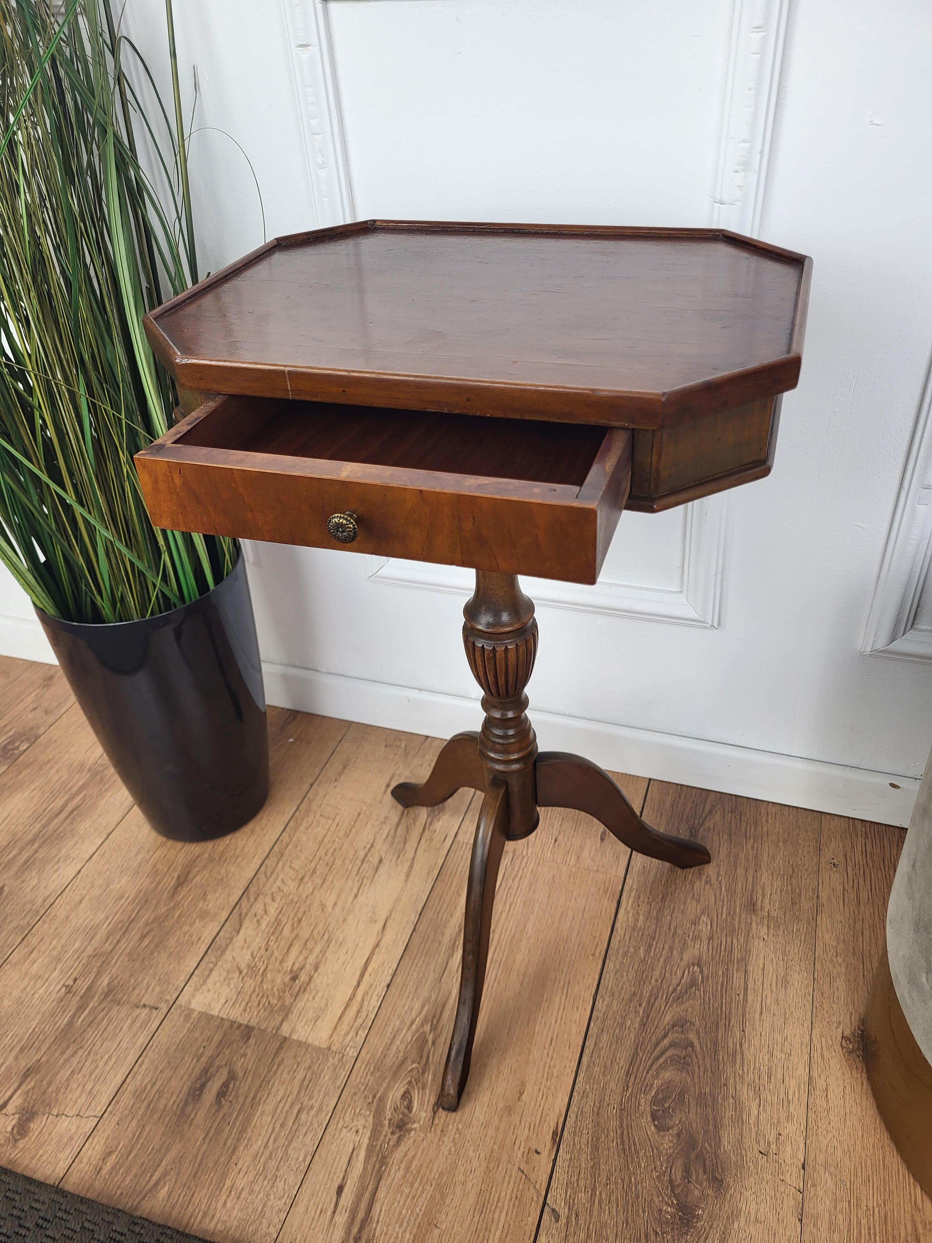Neoclassical Italian Walnut Inlay Octagonal Tripod Side Table In Good Condition For Sale In Carimate, Como