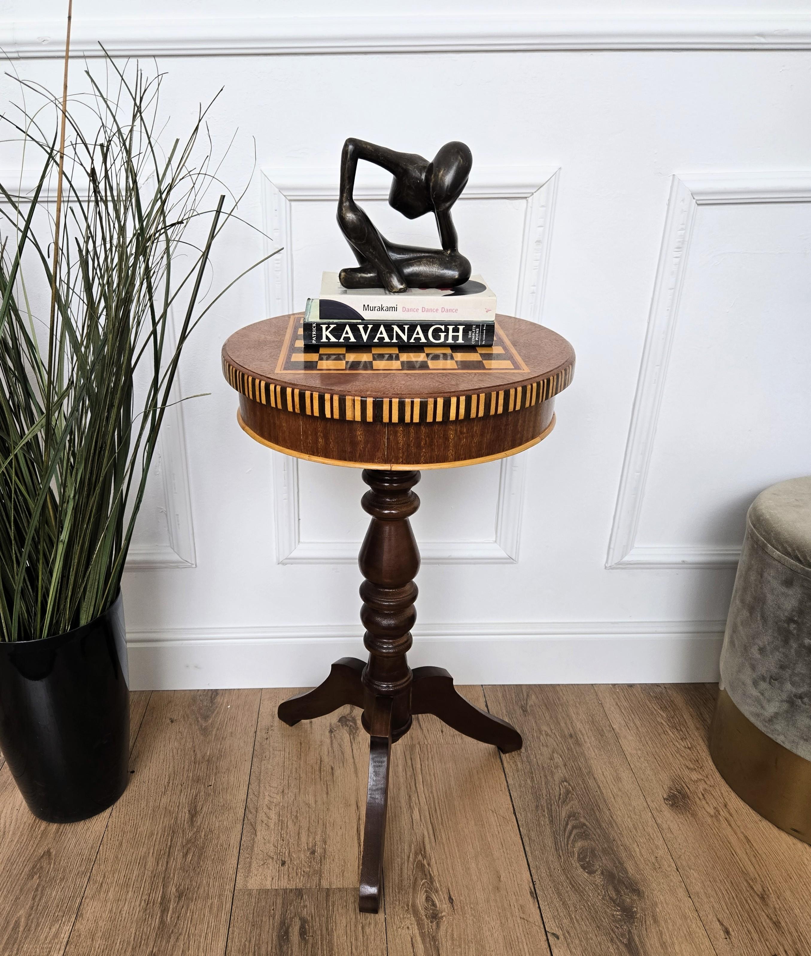 Un bellissimo tavolino in noce italiano con ottimi dettagli e cornici sagomate in stile vittoriano, Napoleone III, Luigi XV con scacchiera sul piano e gambe a treppiede. Un pezzo molto elegante, moderno e classico che mette in mostra la raffinata