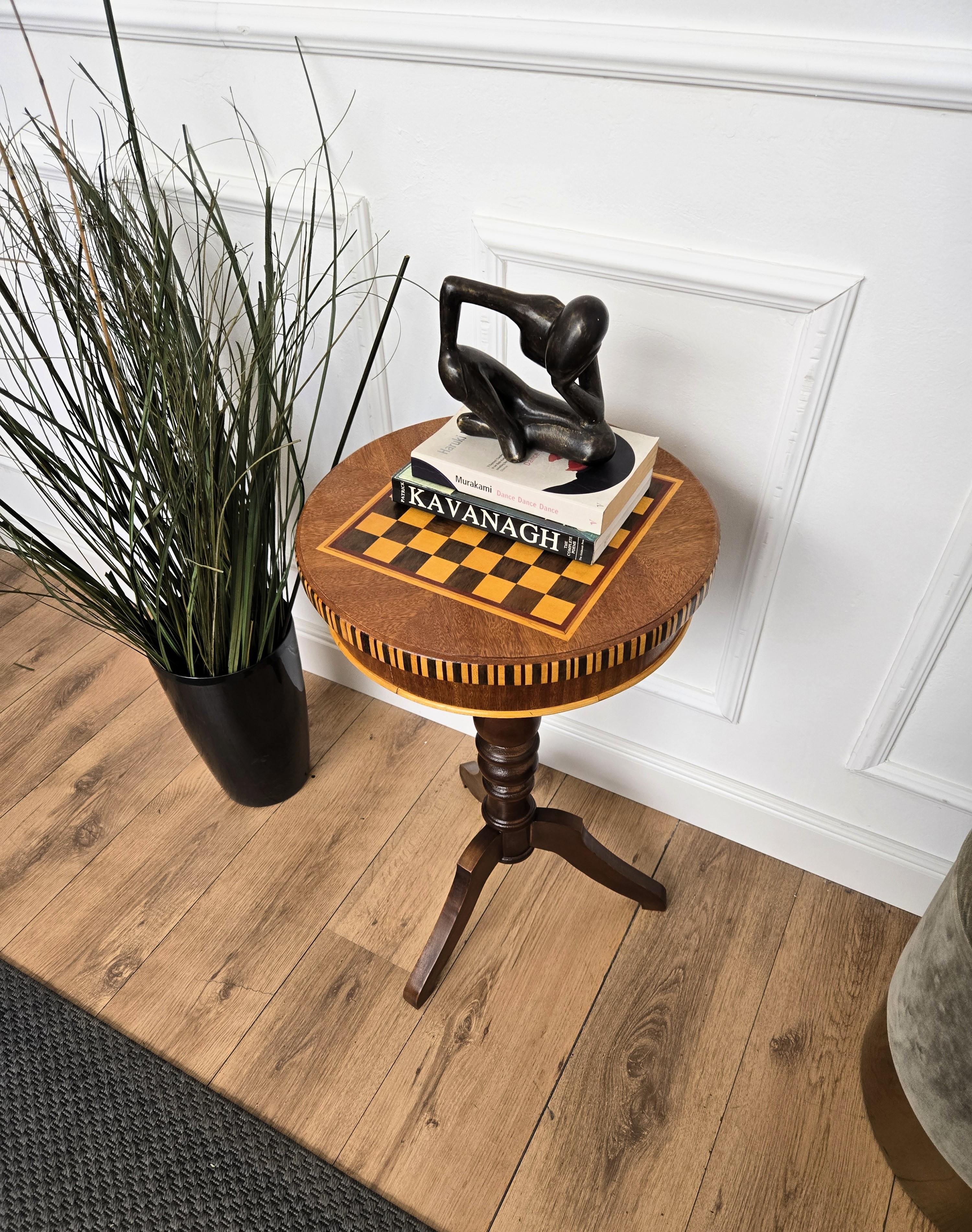 Mid-Century moderno Tavolino da gioco per scacchi neoclassico italiano con intarsio in noce in vendita