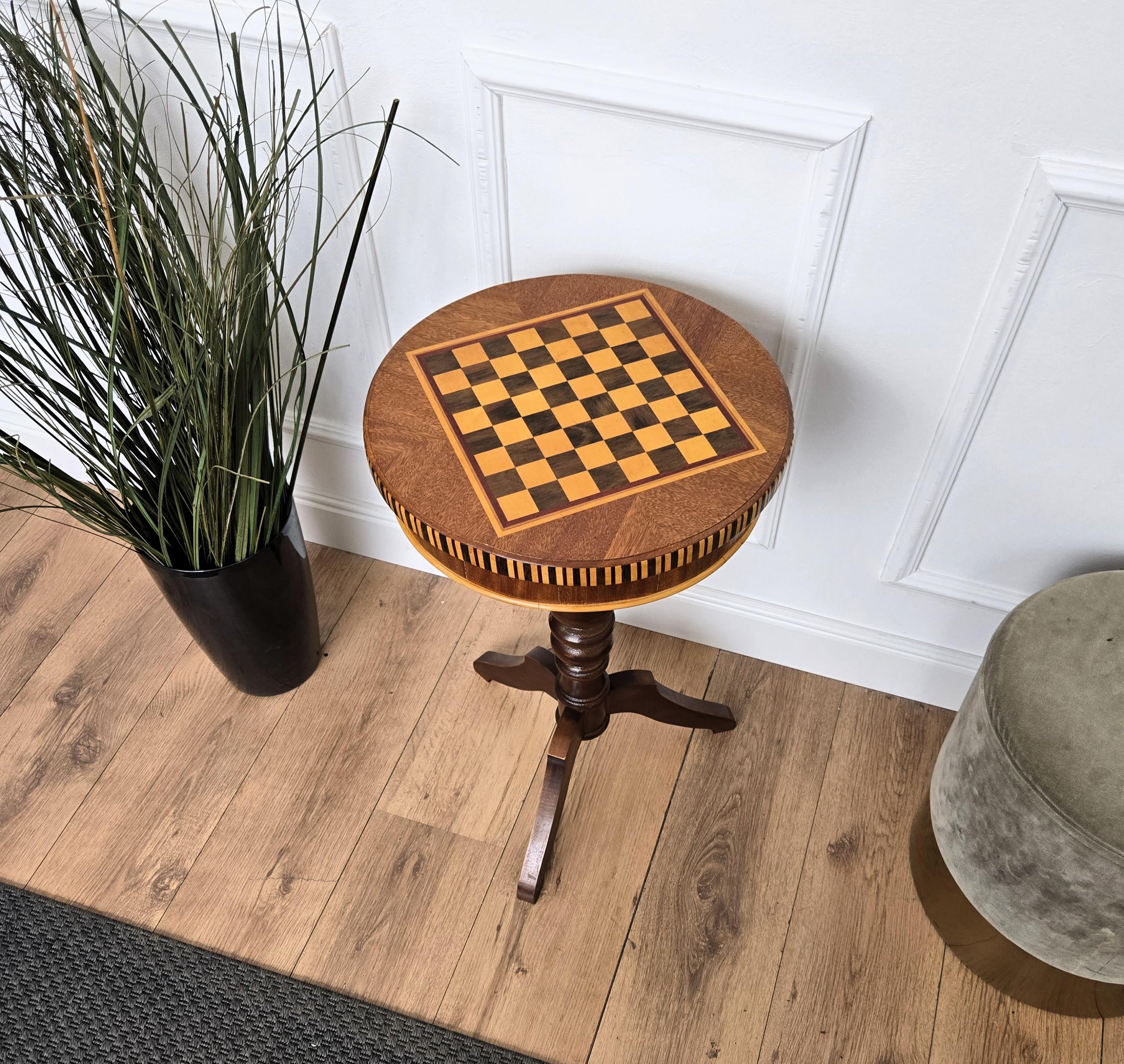 XX secolo Tavolino da gioco per scacchi neoclassico italiano con intarsio in noce in vendita