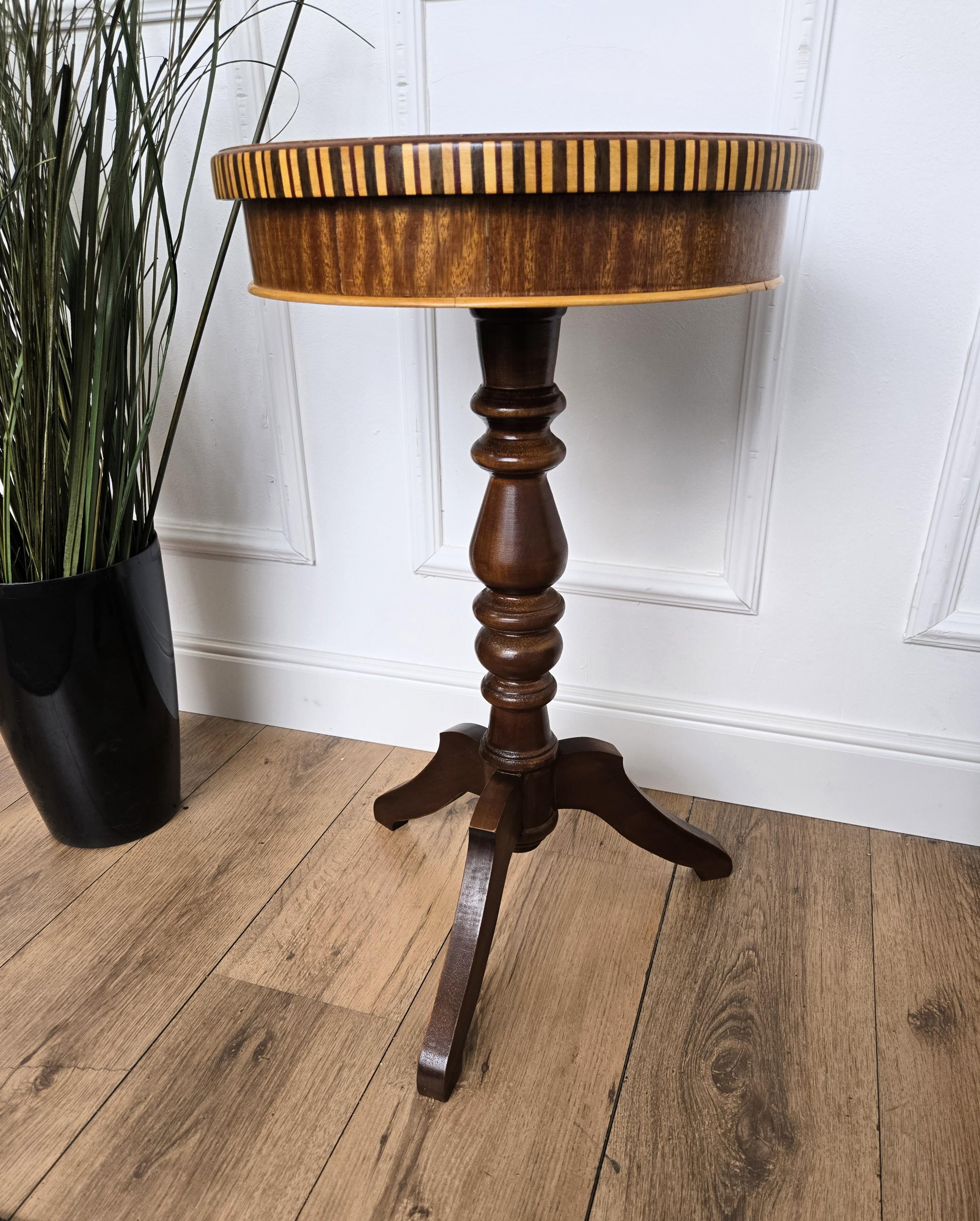 Legno Tavolino da gioco per scacchi neoclassico italiano con intarsio in noce in vendita