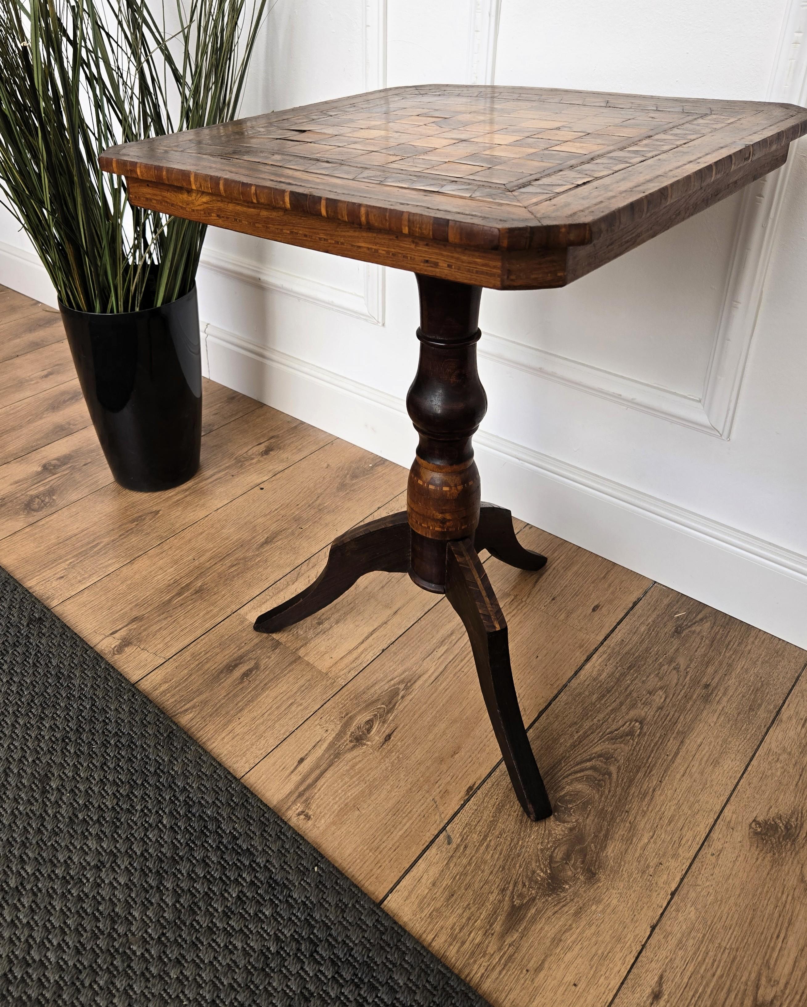 Mesa auxiliar o de juego trípode neoclásica italiana con incrustaciones de nogal Madera en venta