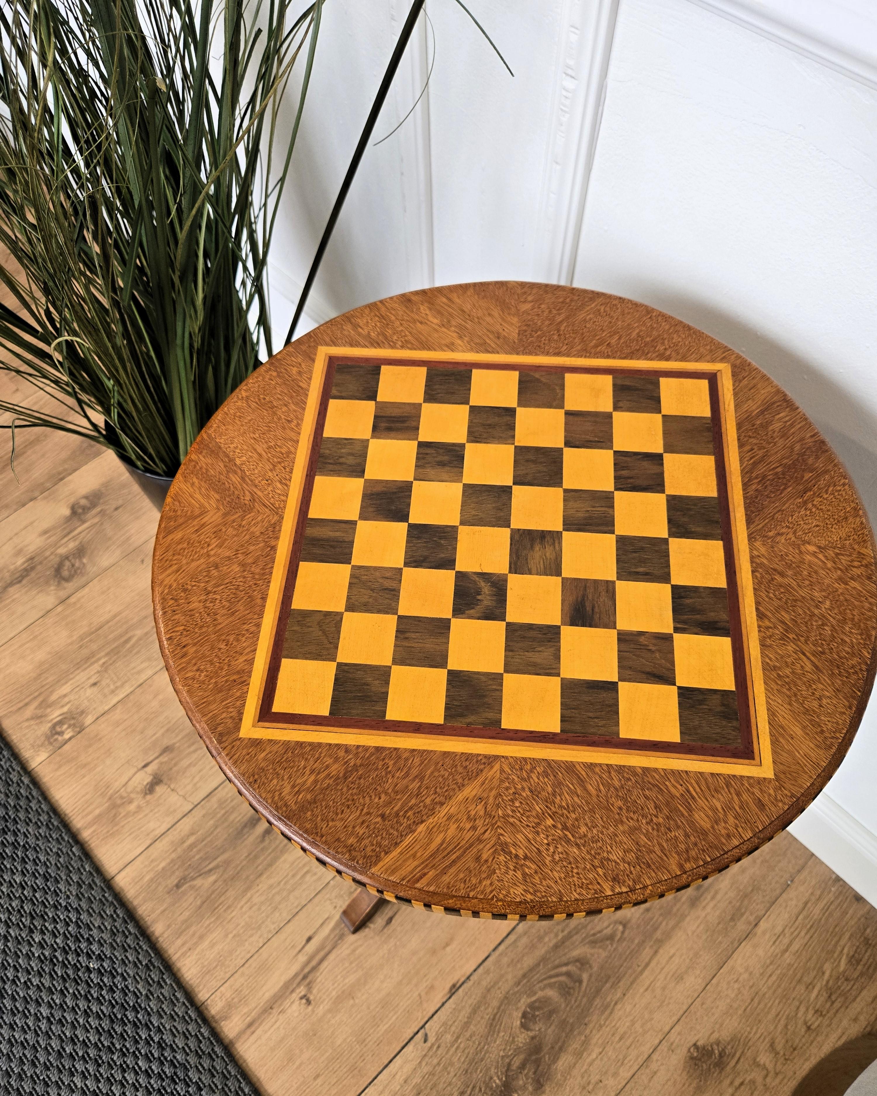 Tavolino da gioco per scacchi neoclassico italiano con intarsio in noce in vendita 1