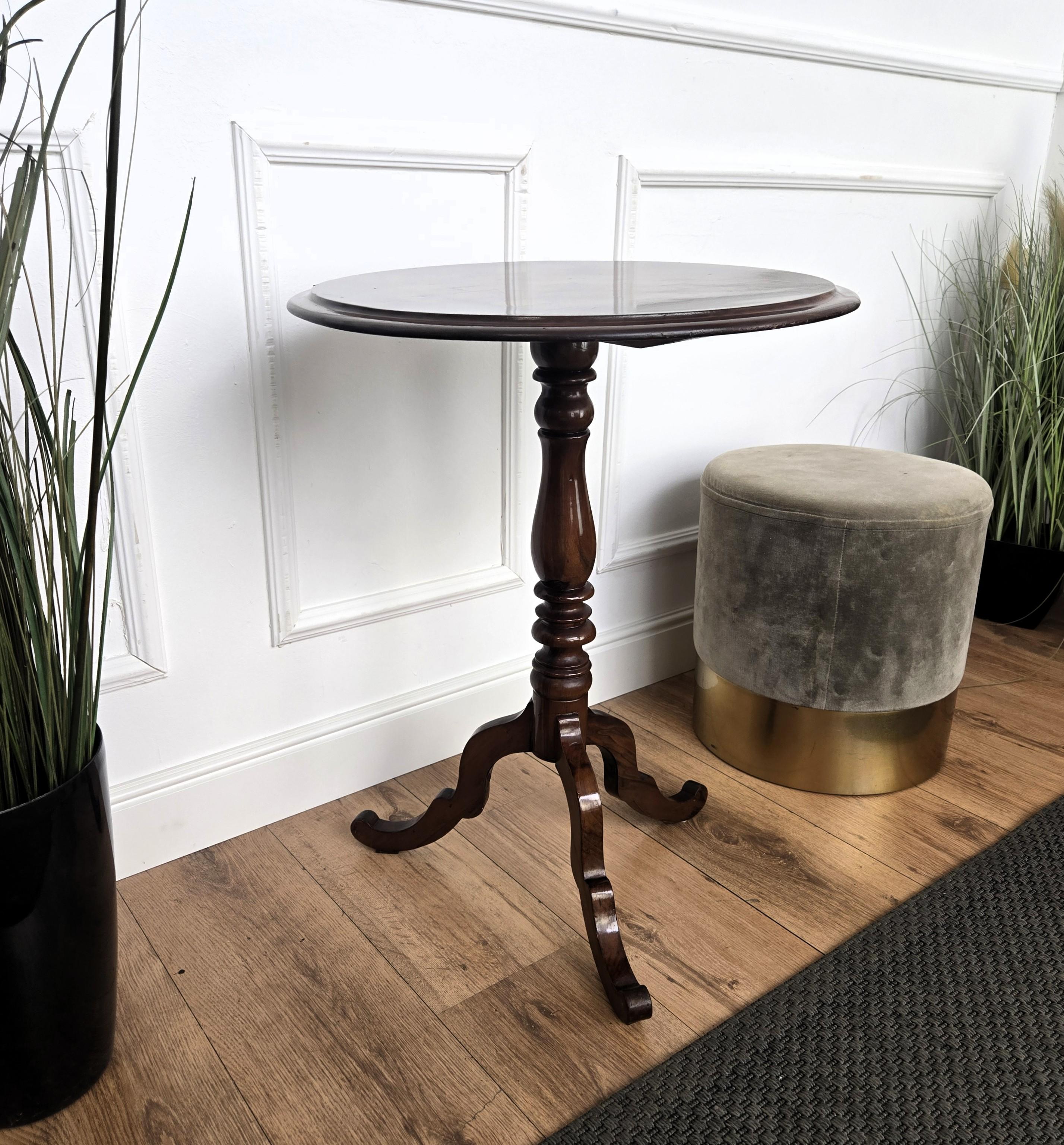 Neoclassical Italian Walnut Inlay Tripod Chess Games or Side Table For Sale 2