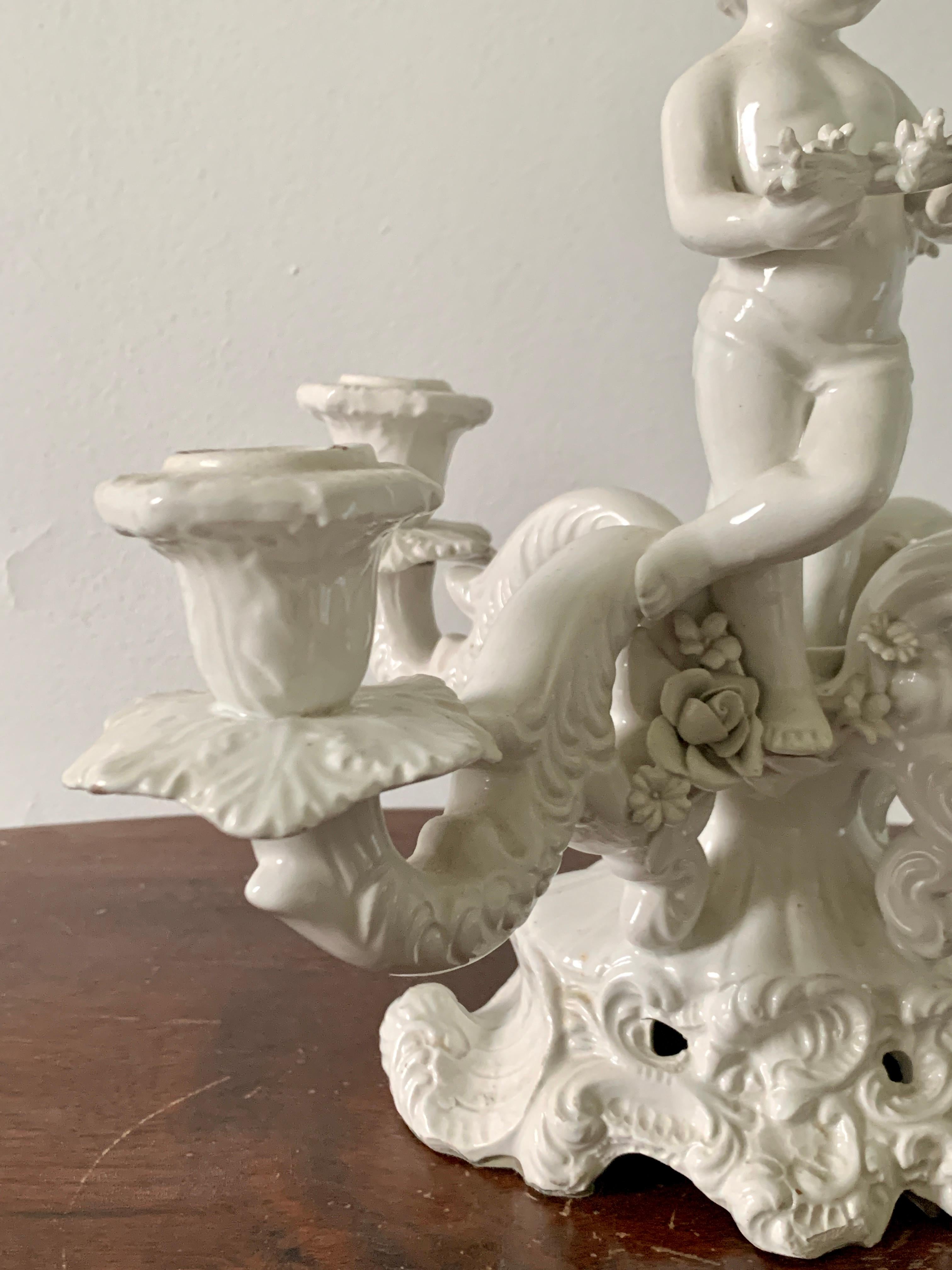 Vierarmiger neoklassizistischer italienischer weißer Porzellankandelaber mit Putten (Neoklassisch) im Angebot