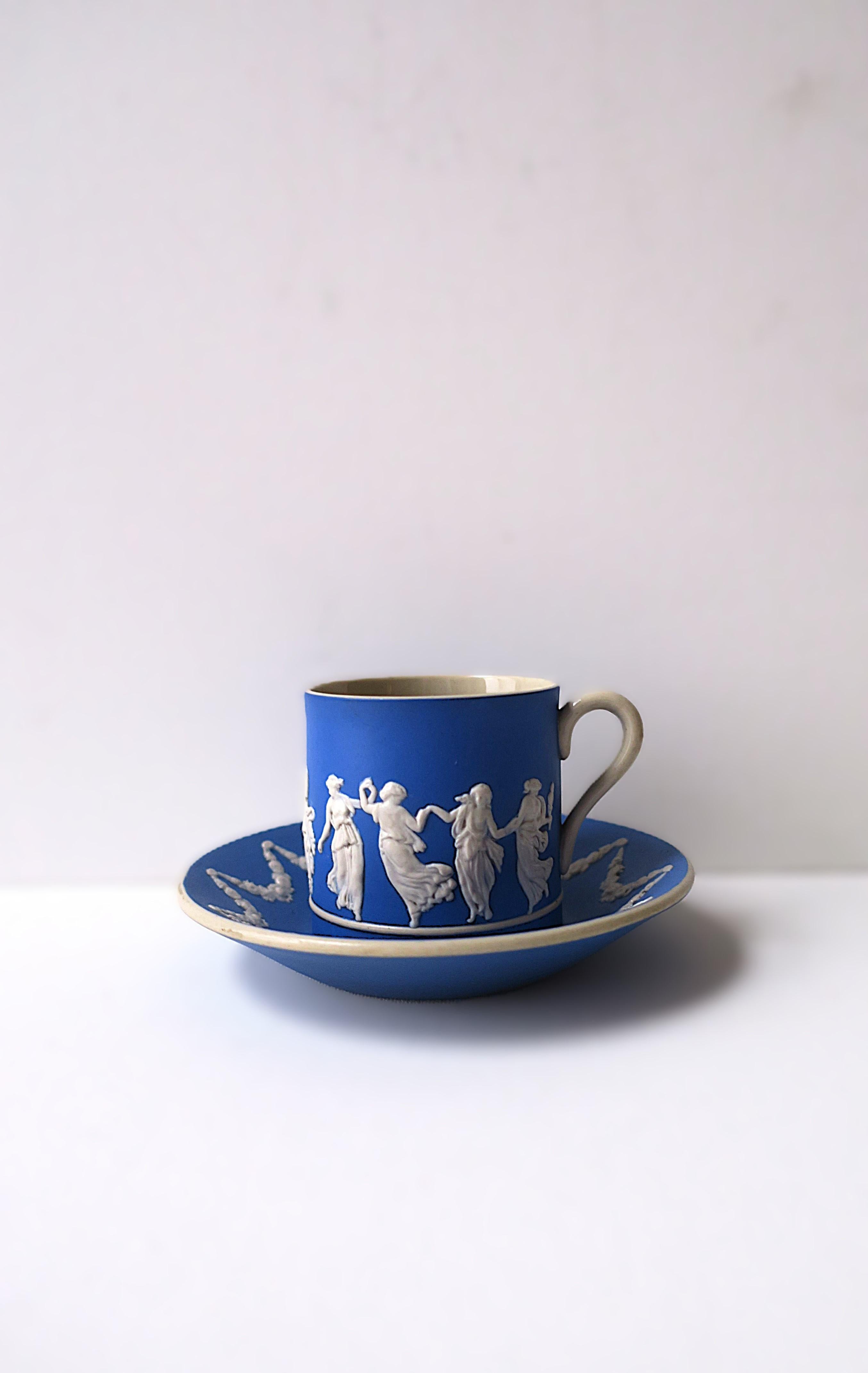 Taza y platillo de café o té, de estilo neoclásico, de jaspería inglesa, por Copeland Spode, hacia el siglo XIX, Inglaterra. Preciosa taza y platillo con diseño neoclásico alrededor; fondo de tono azul cobalto y superficie exterior en relieve blanco