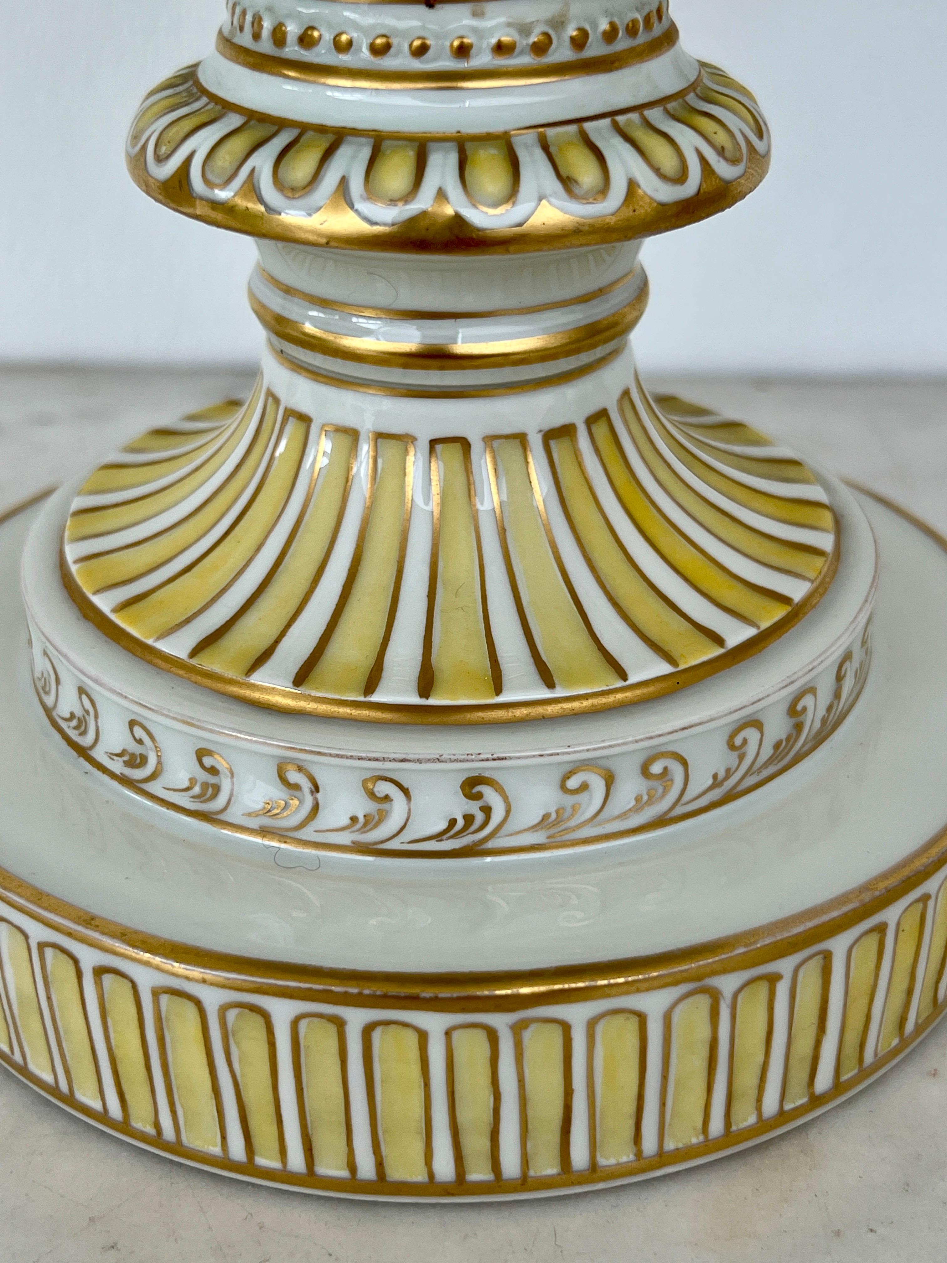 Questo magnifico vaso di porcellana con coperchio, realizzato da Königliche Porzellan-Manufaktur Berlin (KPM), poggia su un'elegante base ed è squisitamente dipinto. La parte anteriore e posteriore del vaso è ornata da opulenti composizioni floreali