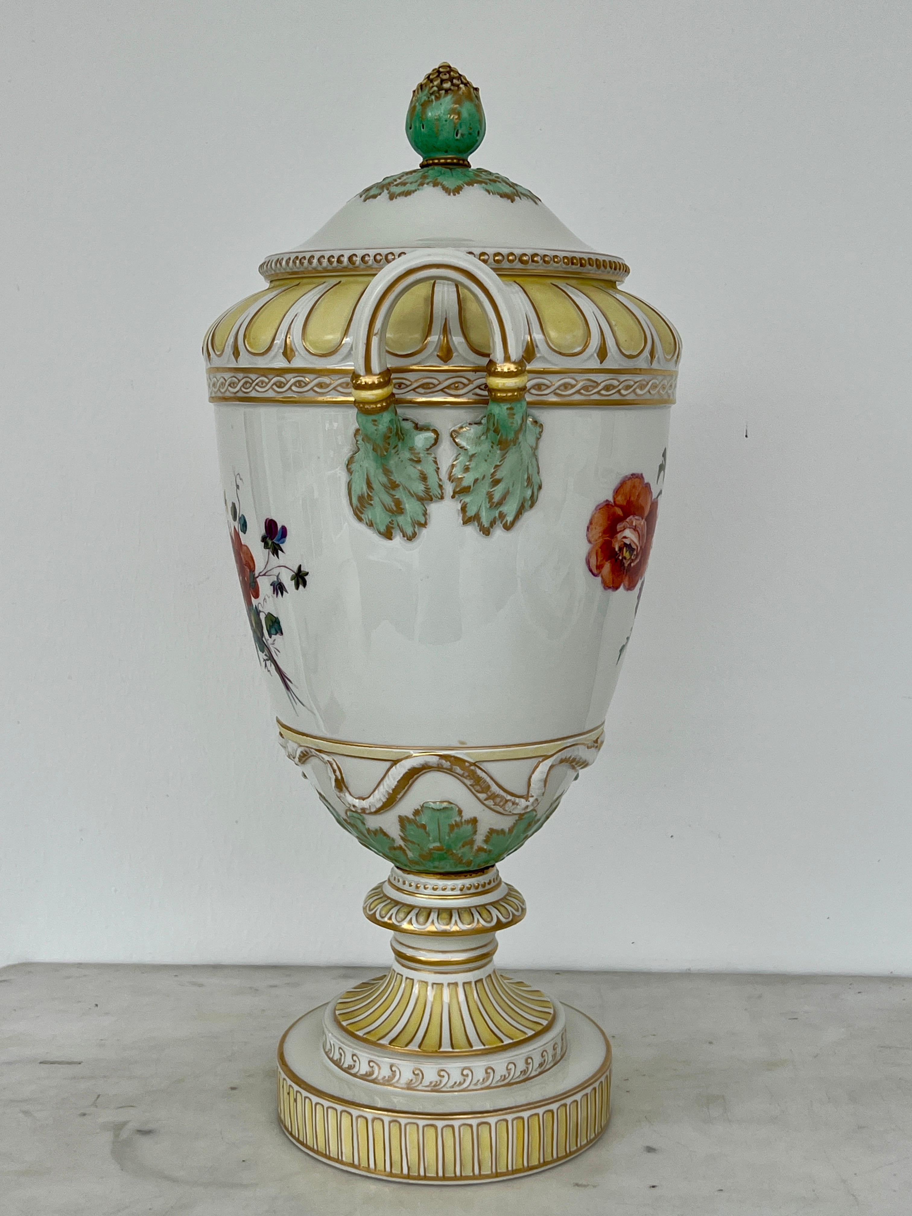 Tedesco Vaso in porcellana neoclassica KPM Berlin con coperchio Vaso Weimar Porcelain in vendita