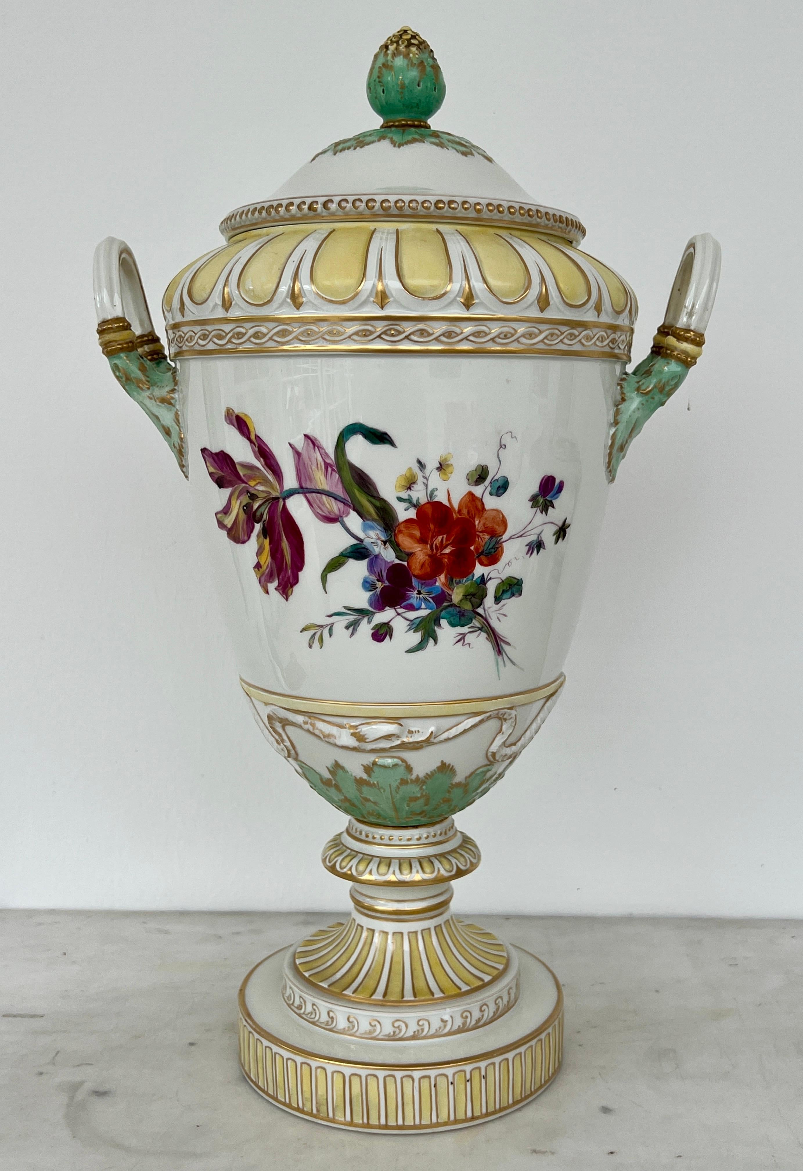 Pittura a freddo Vaso in porcellana neoclassica KPM Berlin con coperchio Vaso Weimar Porcelain in vendita
