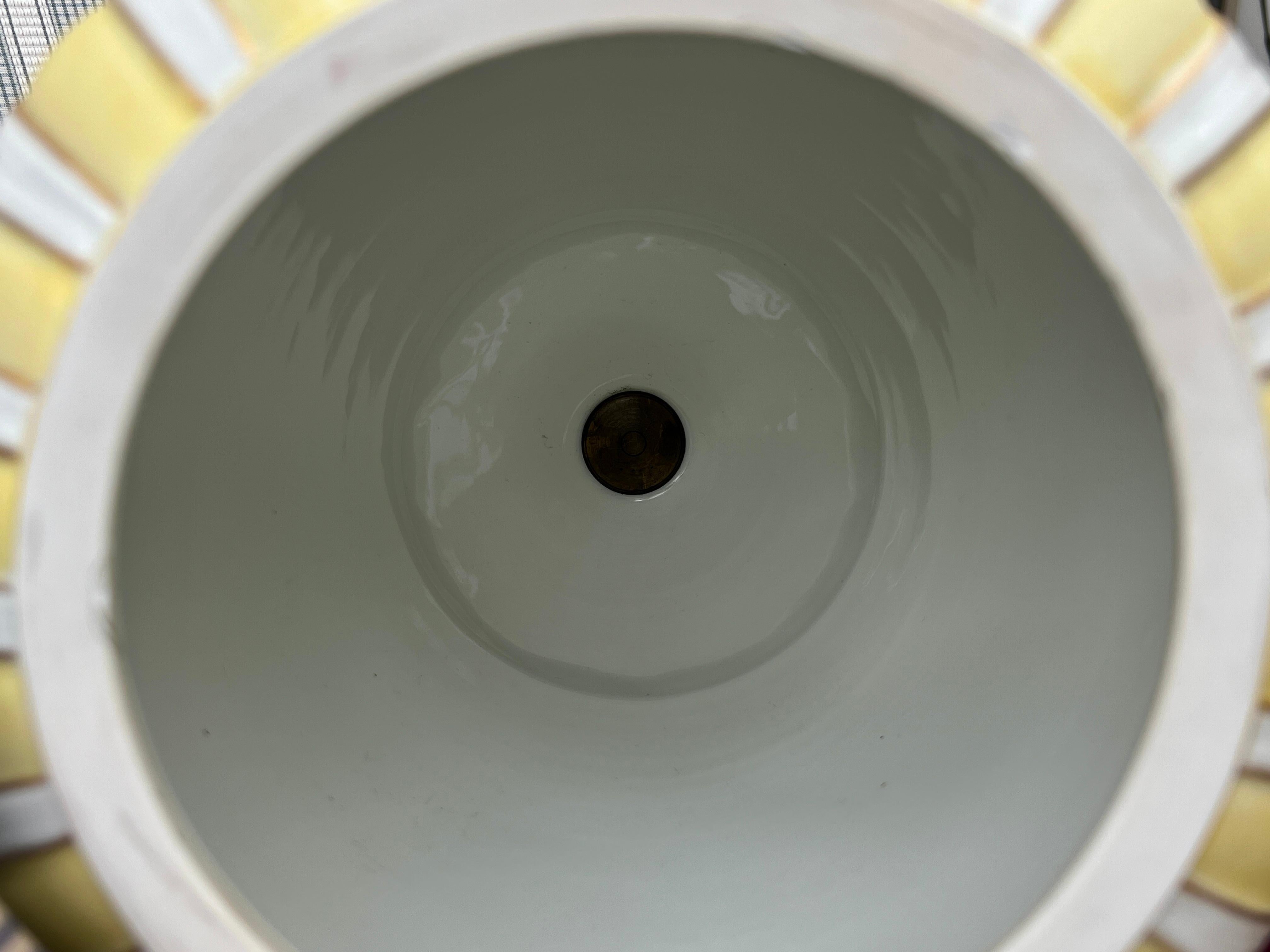 Vaso in porcellana neoclassica KPM Berlin con coperchio Vaso Weimar Porcelain in vendita 1