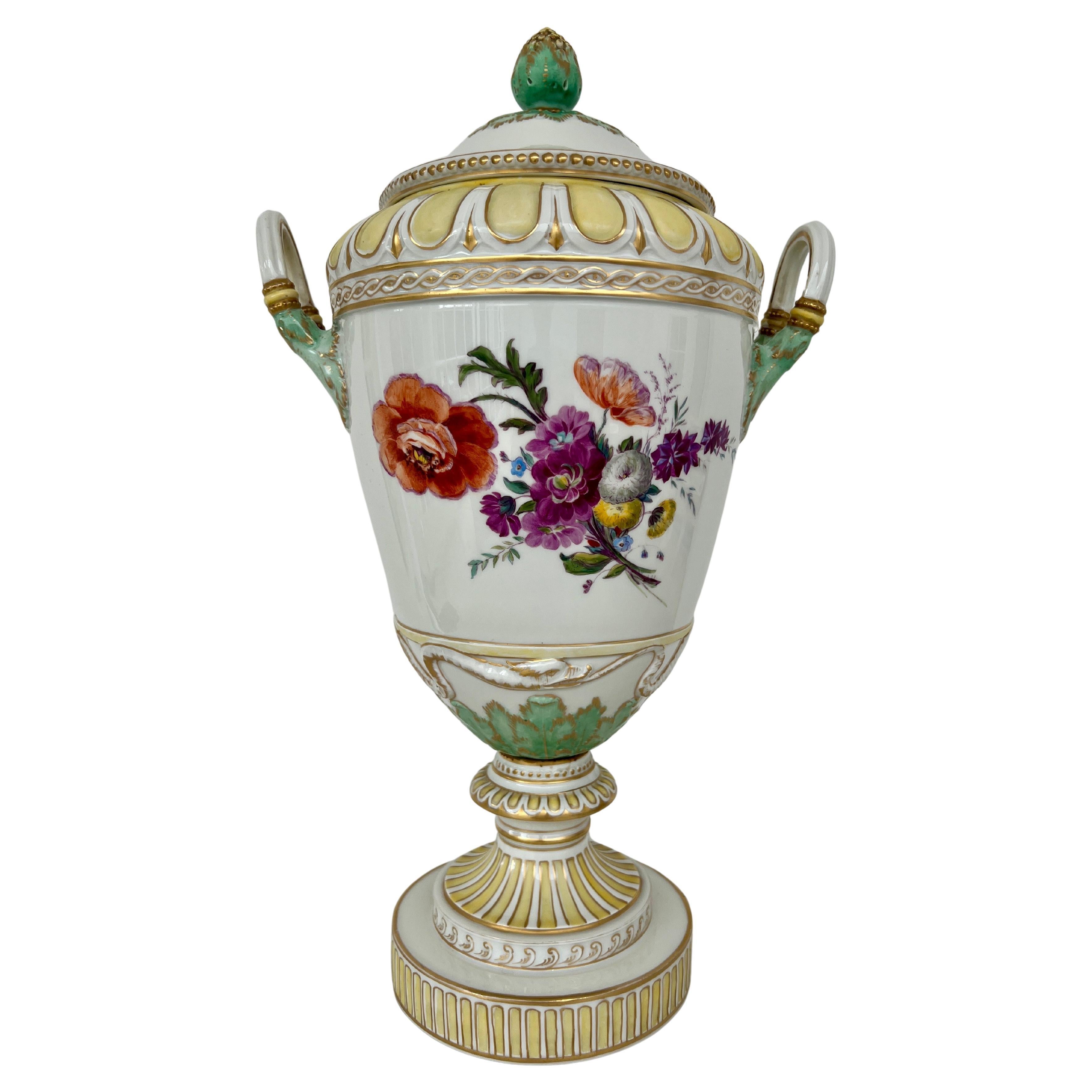 Vaso in porcellana neoclassica KPM Berlin con coperchio Vaso Weimar Porcelain in vendita