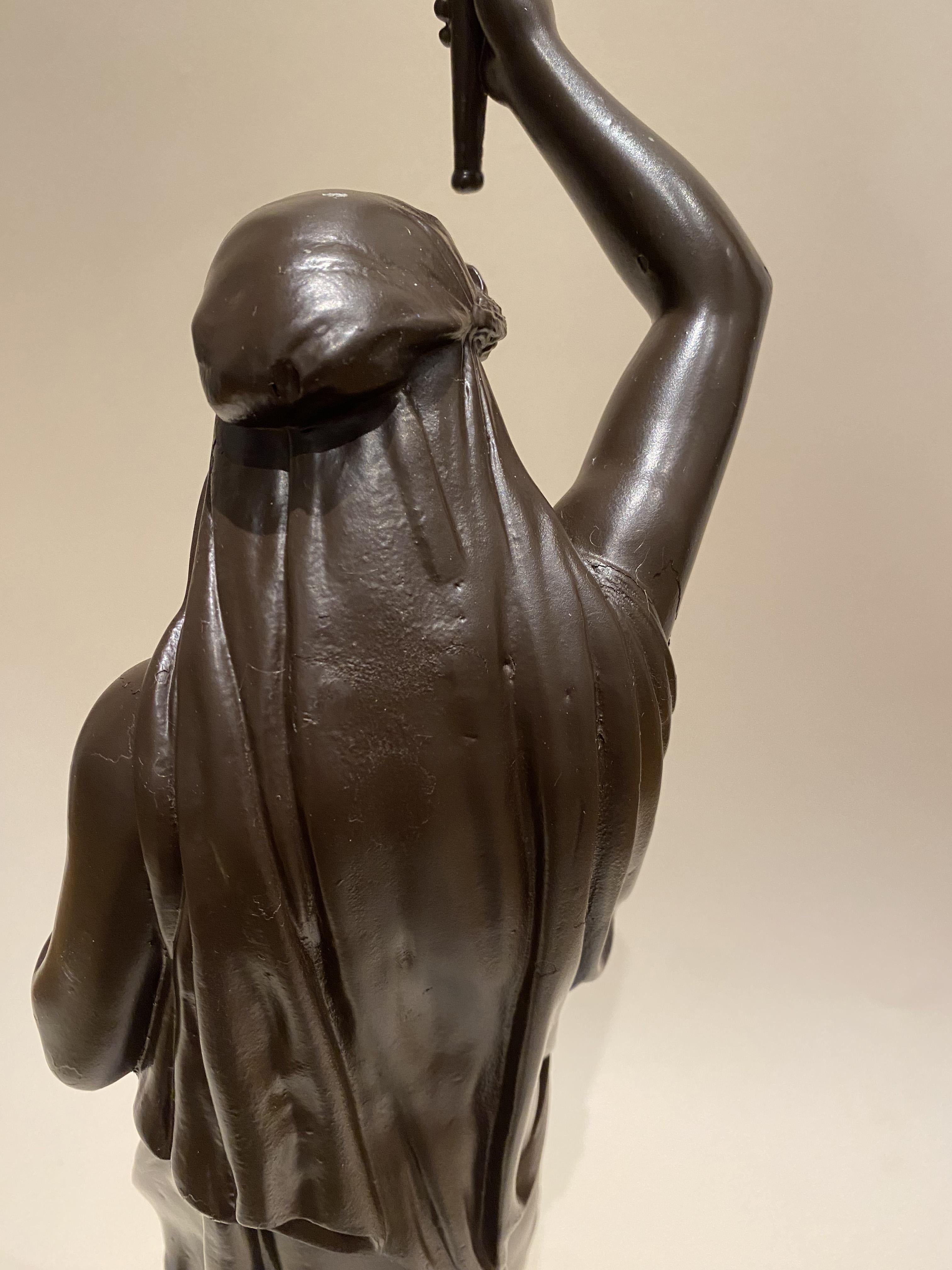 Lámpara Cariátide de Hierro Fundido Lacado Neoclásico o Candeladra Mujer Torchere en venta 5