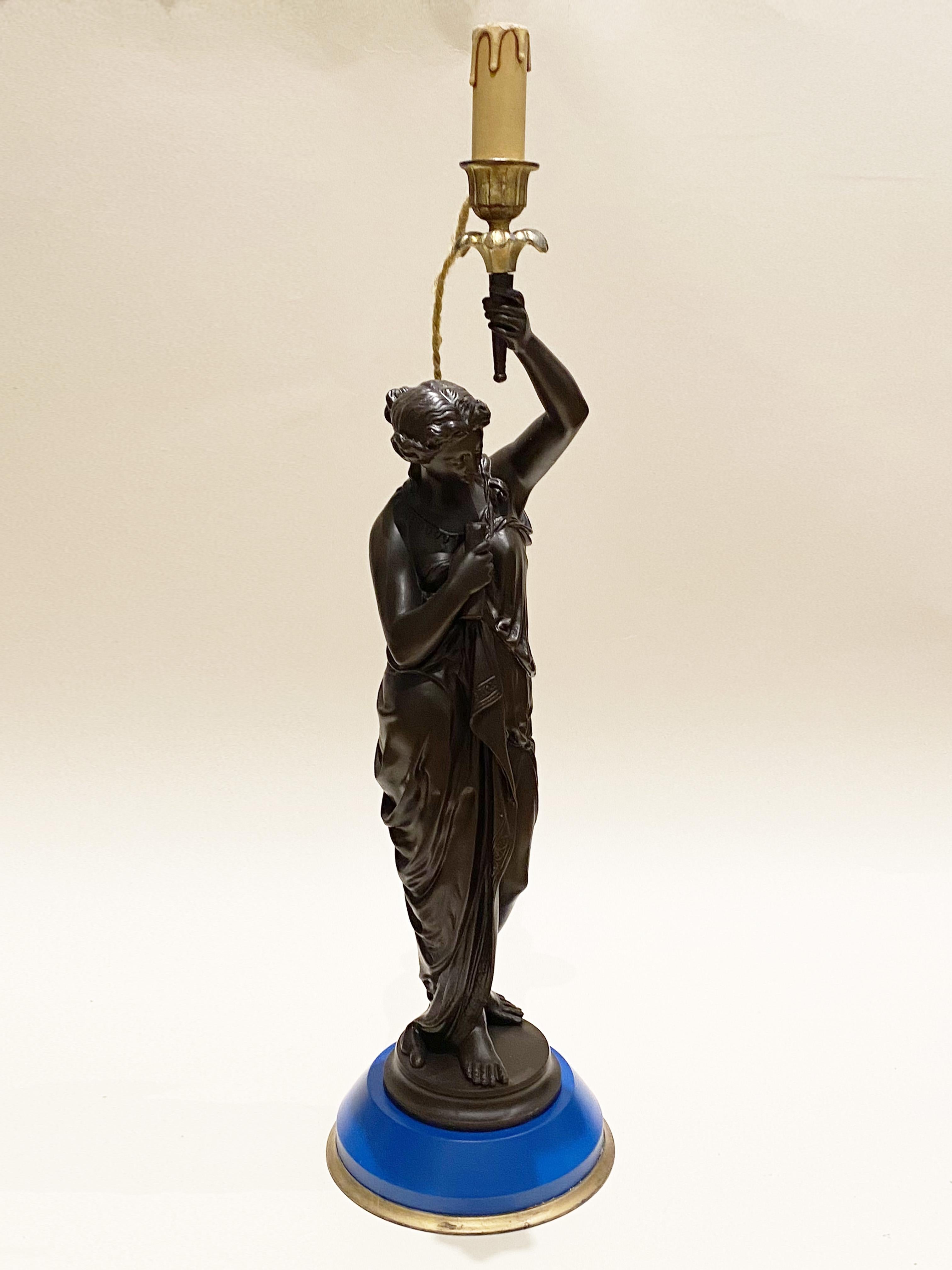Lámpara Cariátide de Hierro Fundido Lacado Neoclásico o Candeladra Mujer Torchere en venta 7