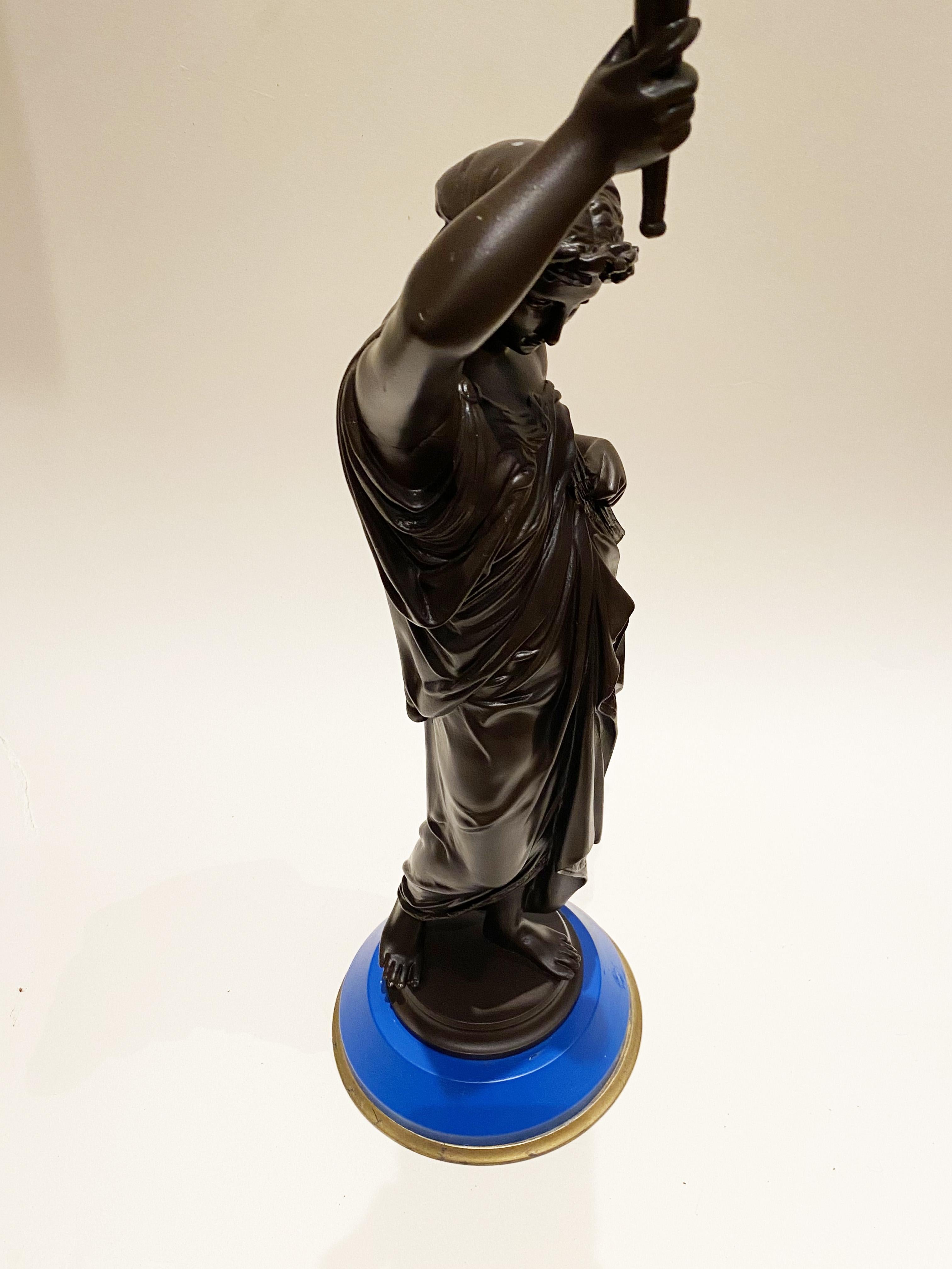 Lámpara Cariátide de Hierro Fundido Lacado Neoclásico o Candeladra Mujer Torchere en venta 8
