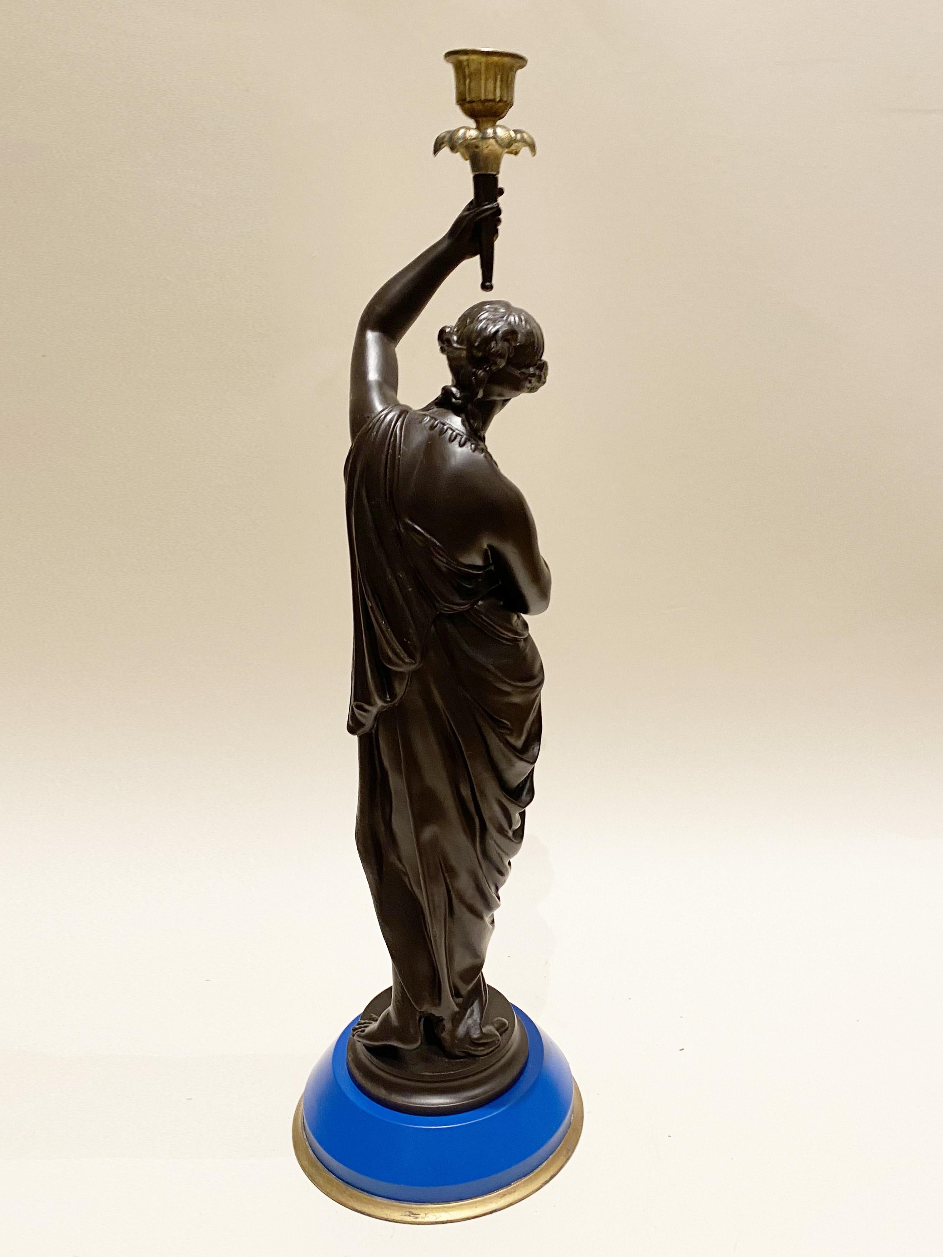 Lámpara Neoclásica de Fundición Lacada, Alegoría de la Ciencia Mujer Torchere.
Primera parte del siglo XX.

Altura total: 65 cm

