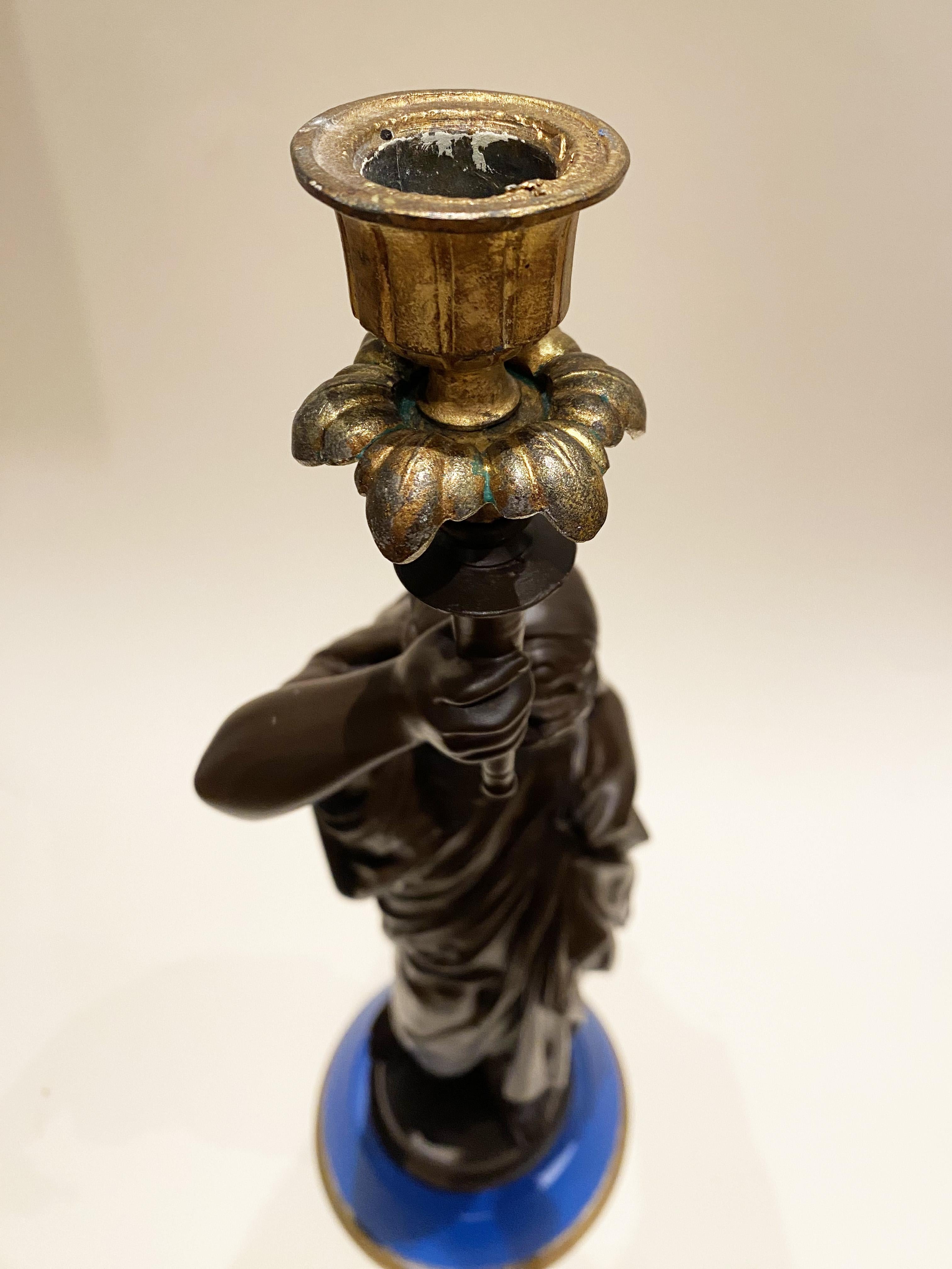 Lámpara Cariátide de Hierro Fundido Lacado Neoclásico o Candeladra Mujer Torchere Francés en venta