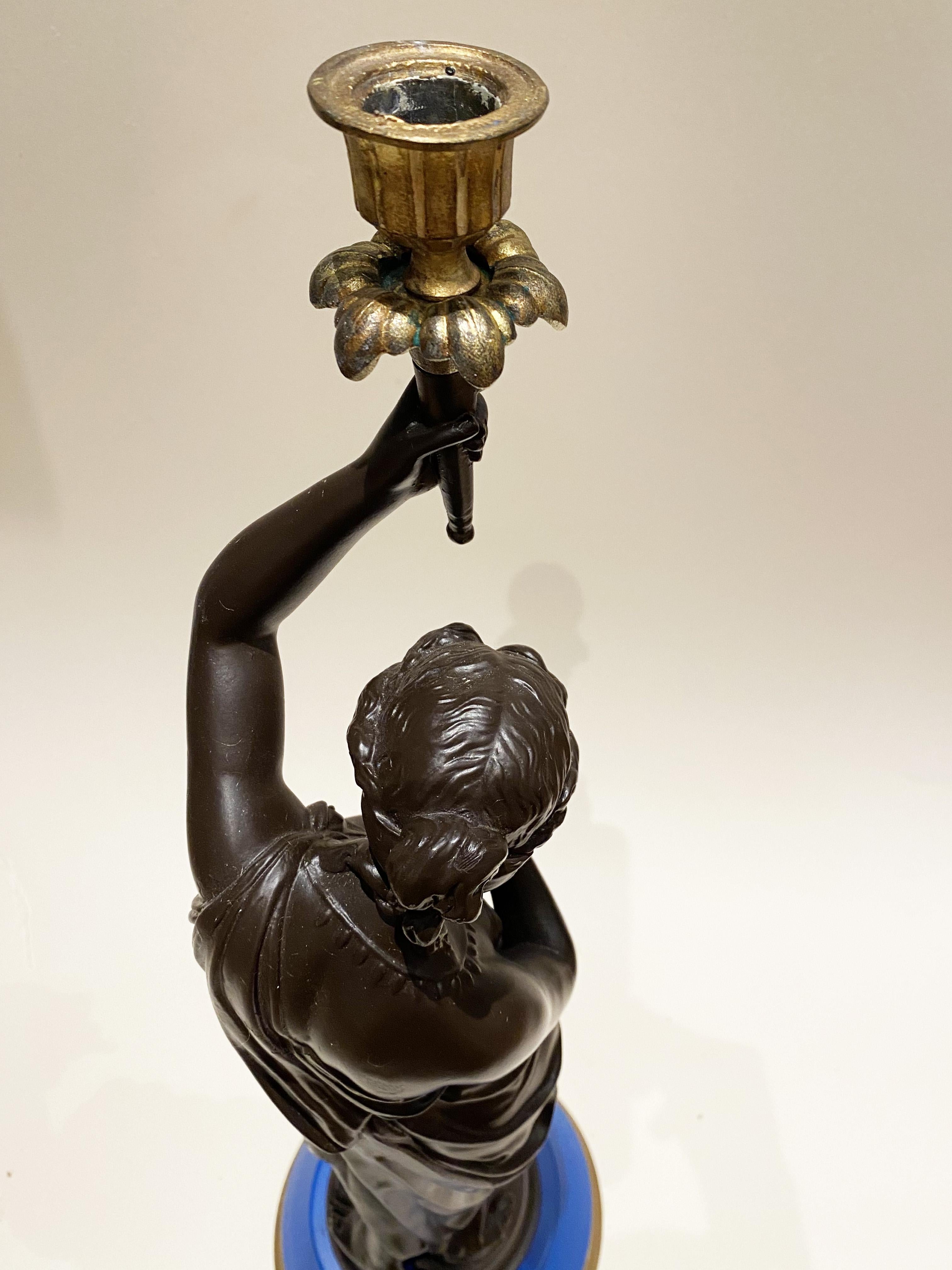 Lámpara Cariátide de Hierro Fundido Lacado Neoclásico o Candeladra Mujer Torchere siglo XX en venta