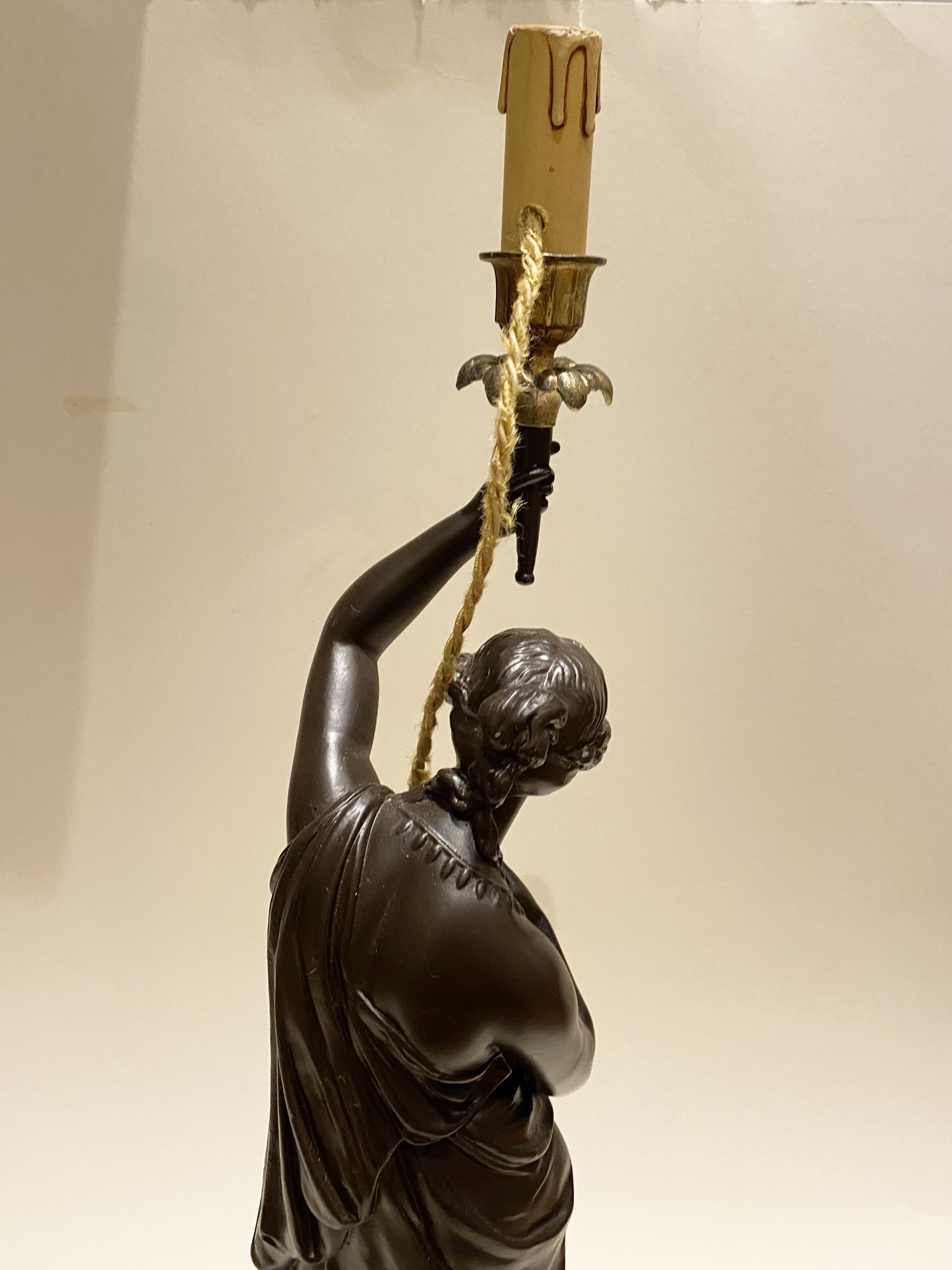 Lámpara Cariátide de Hierro Fundido Lacado Neoclásico o Candeladra Mujer Torchere en venta 1